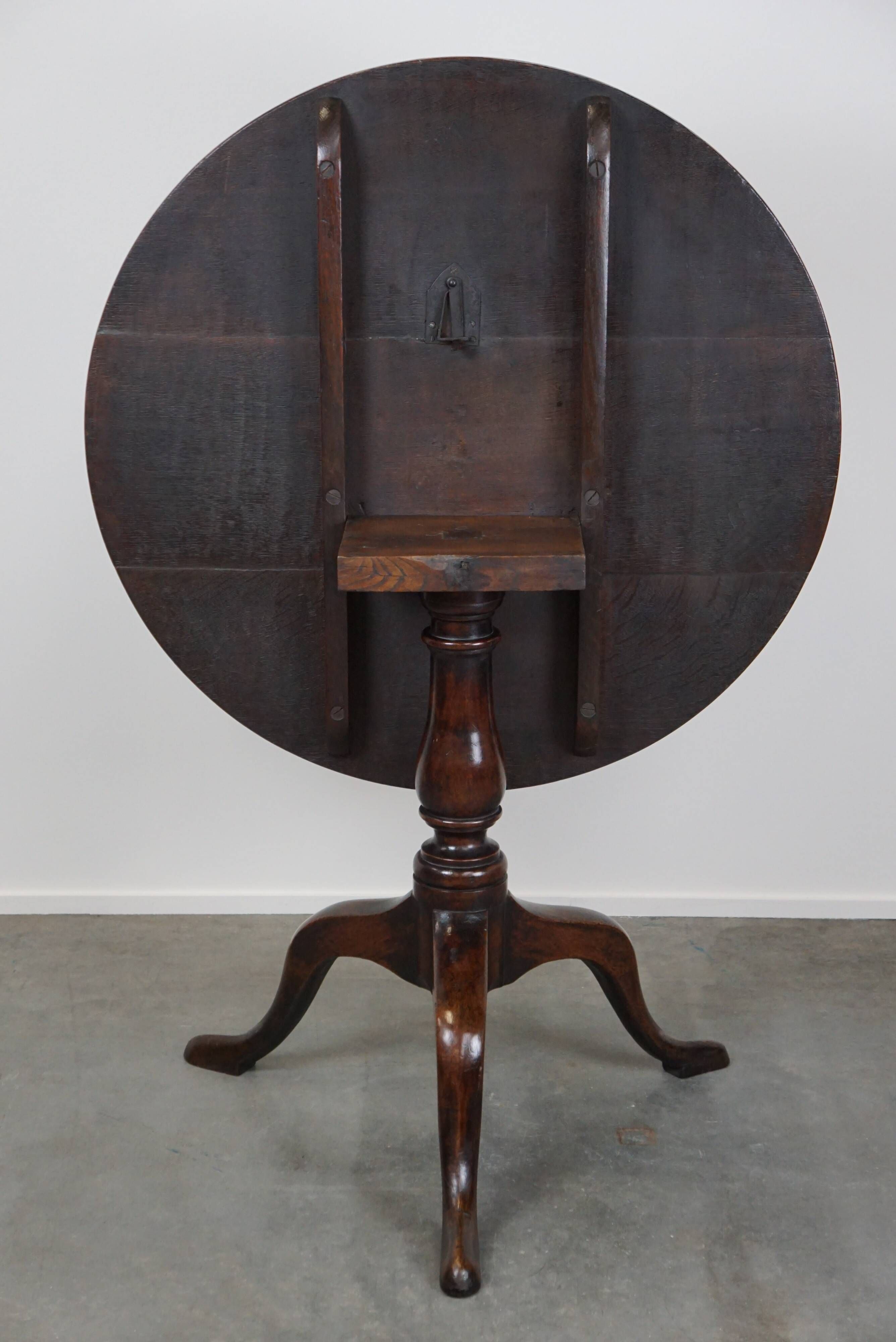 Round antique English oak tilt-top table with wonderful colors