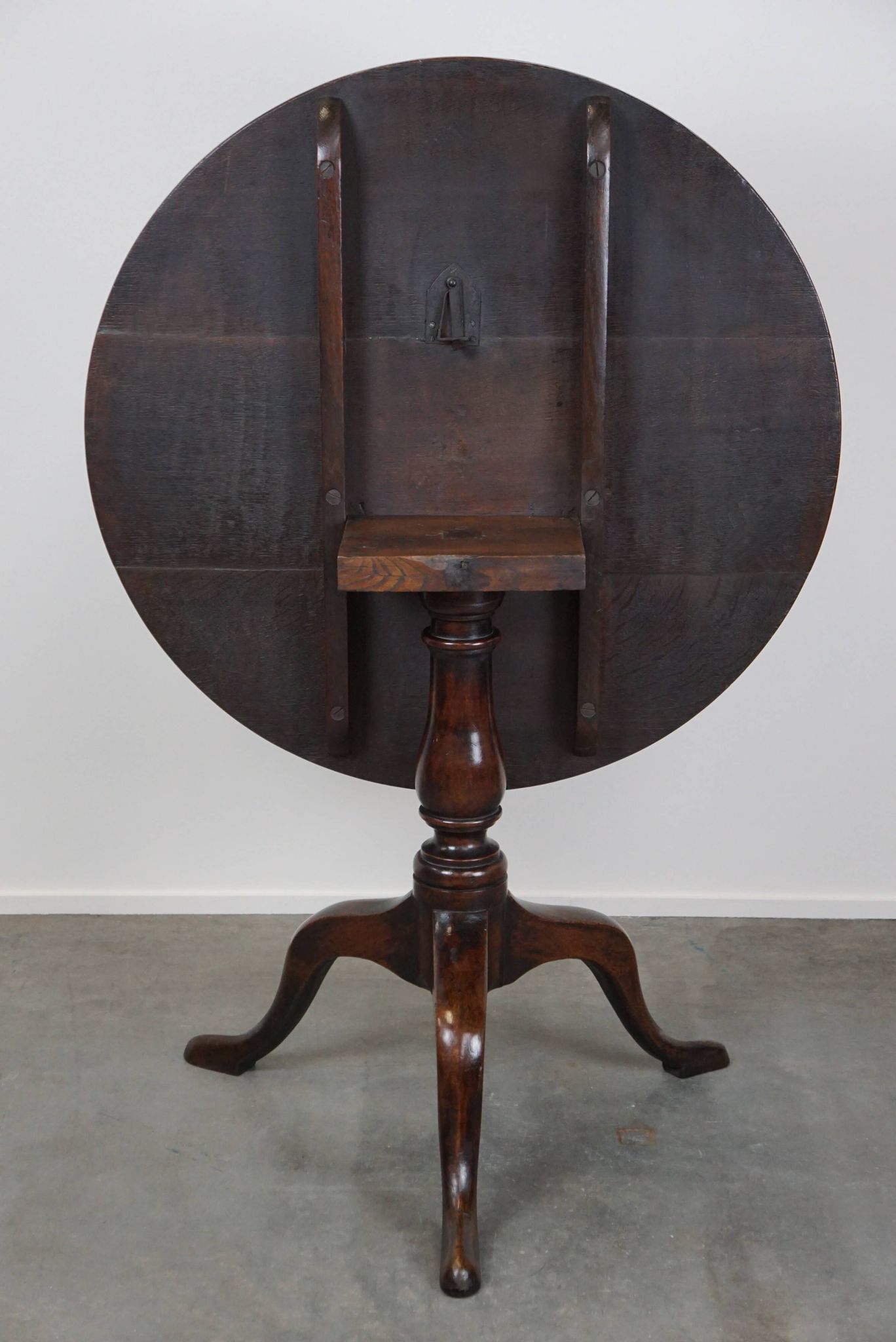 Round antique English oak tilt-top table with wonderful colors