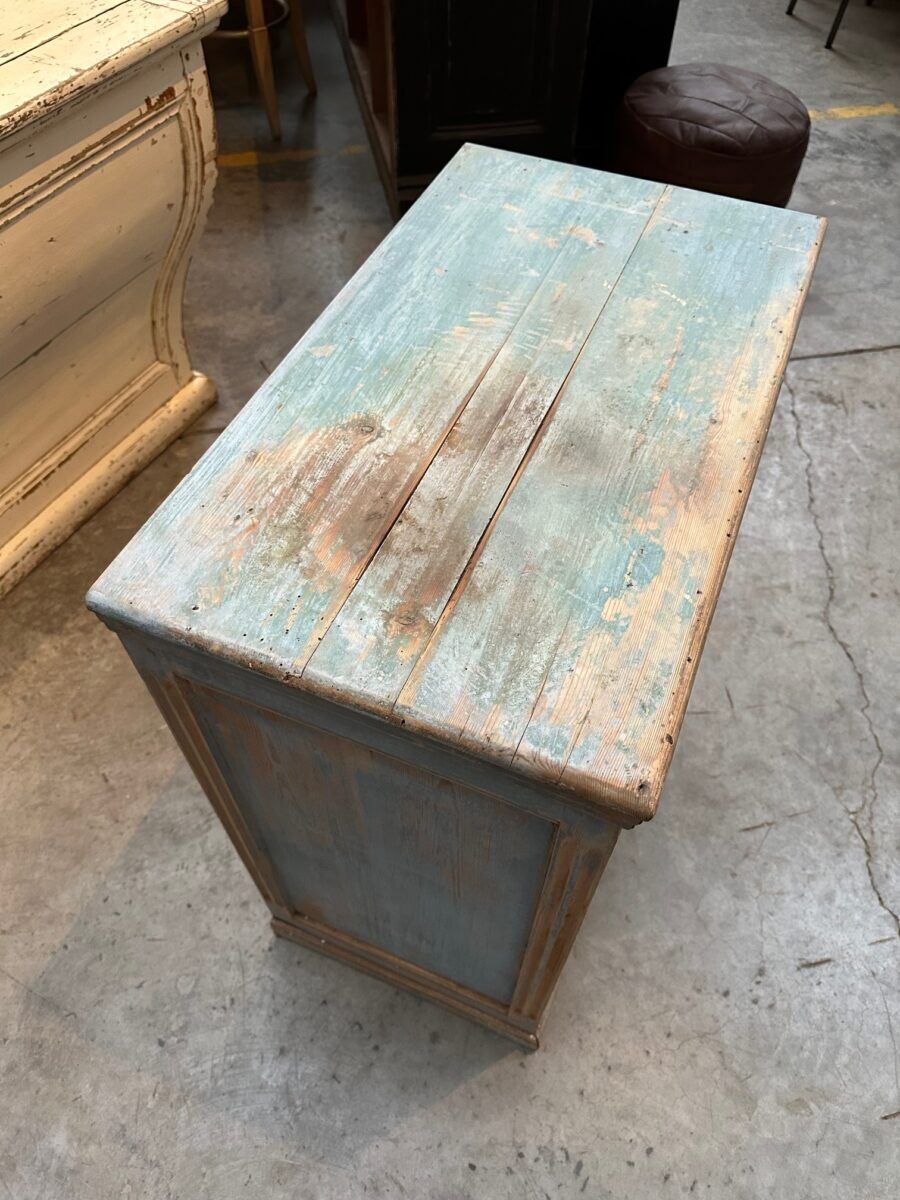 Small workshop furniture from the early 20th century.