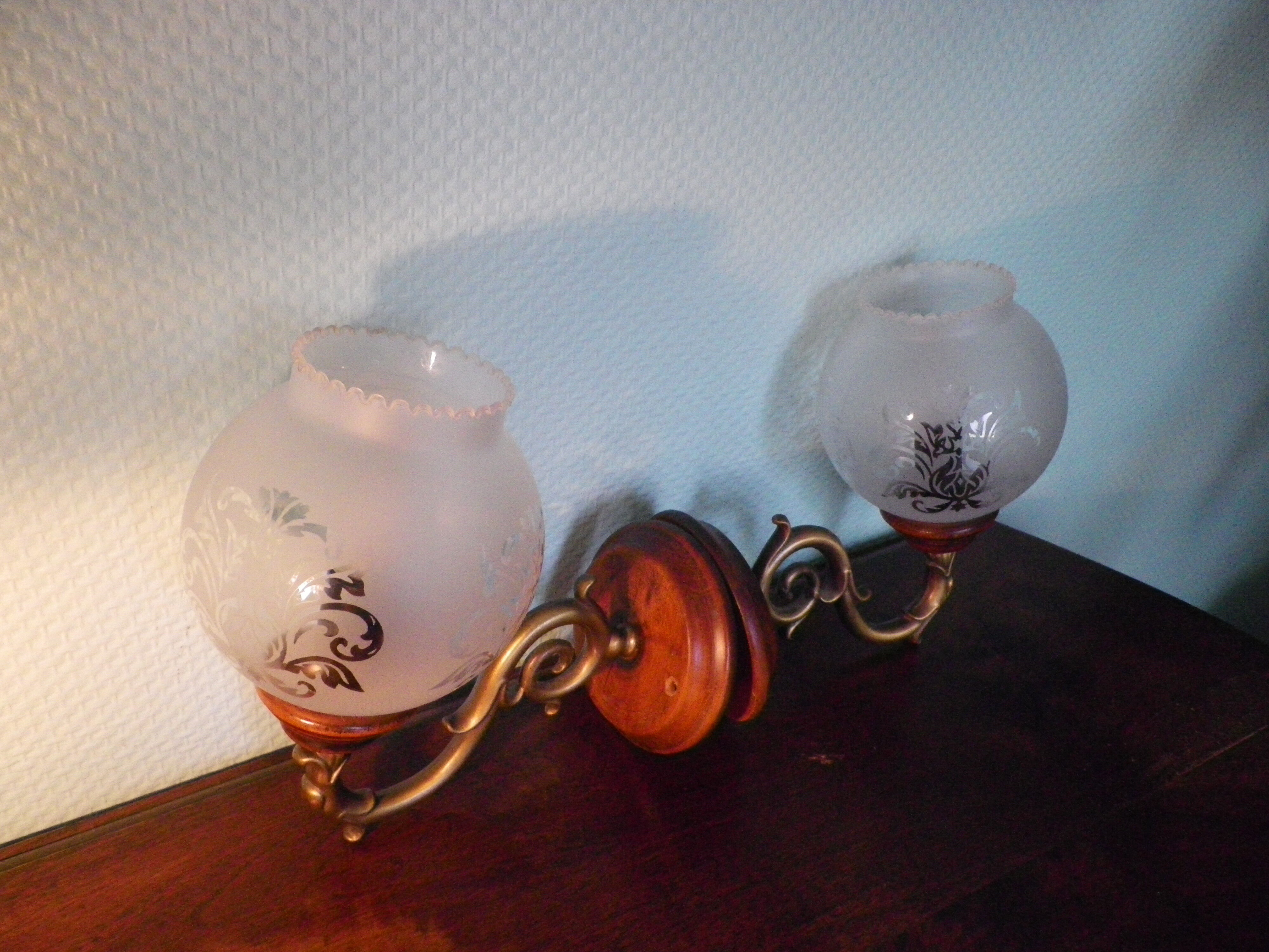 Wall lamps in wood and gilded metal, openwork glass lampshade