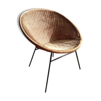 Fauteuil corbeille en rotin et pieds métal  - 1960