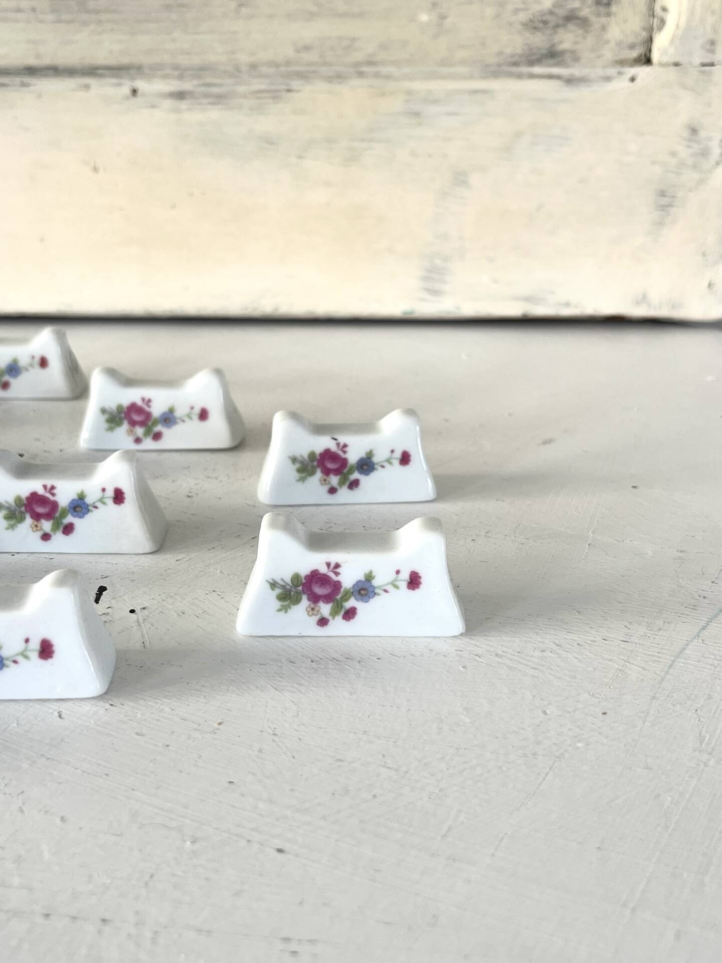 Ensemble de 12 repose-couteaux en porcelaine française avec motifs floraux