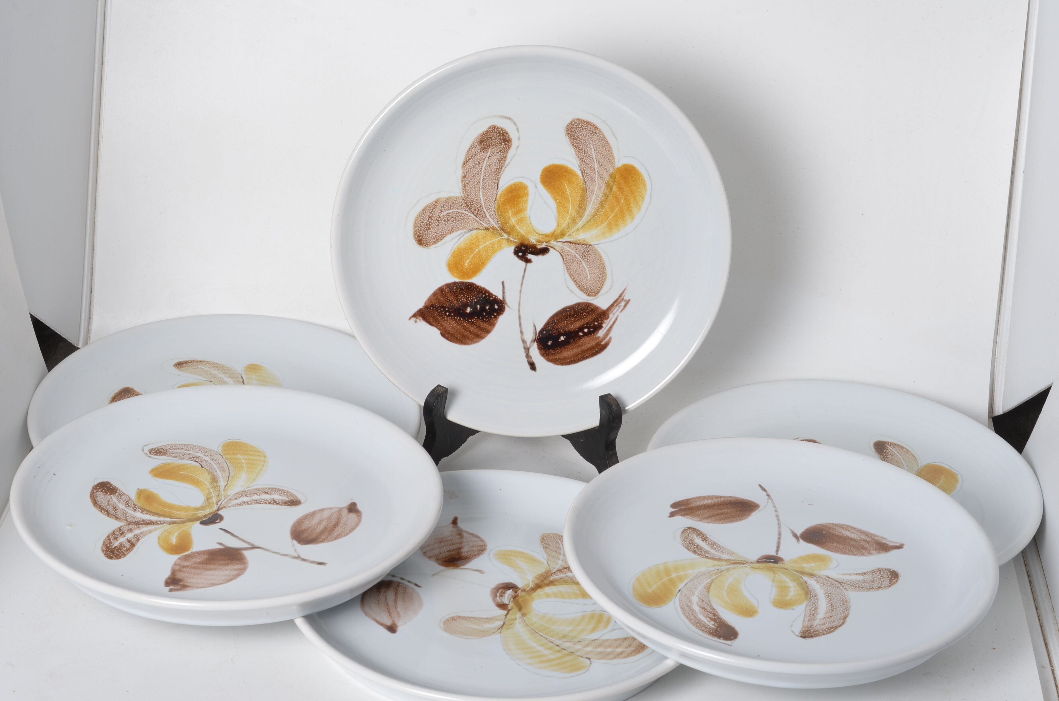Flat plates in varnished stoneware iris pattern