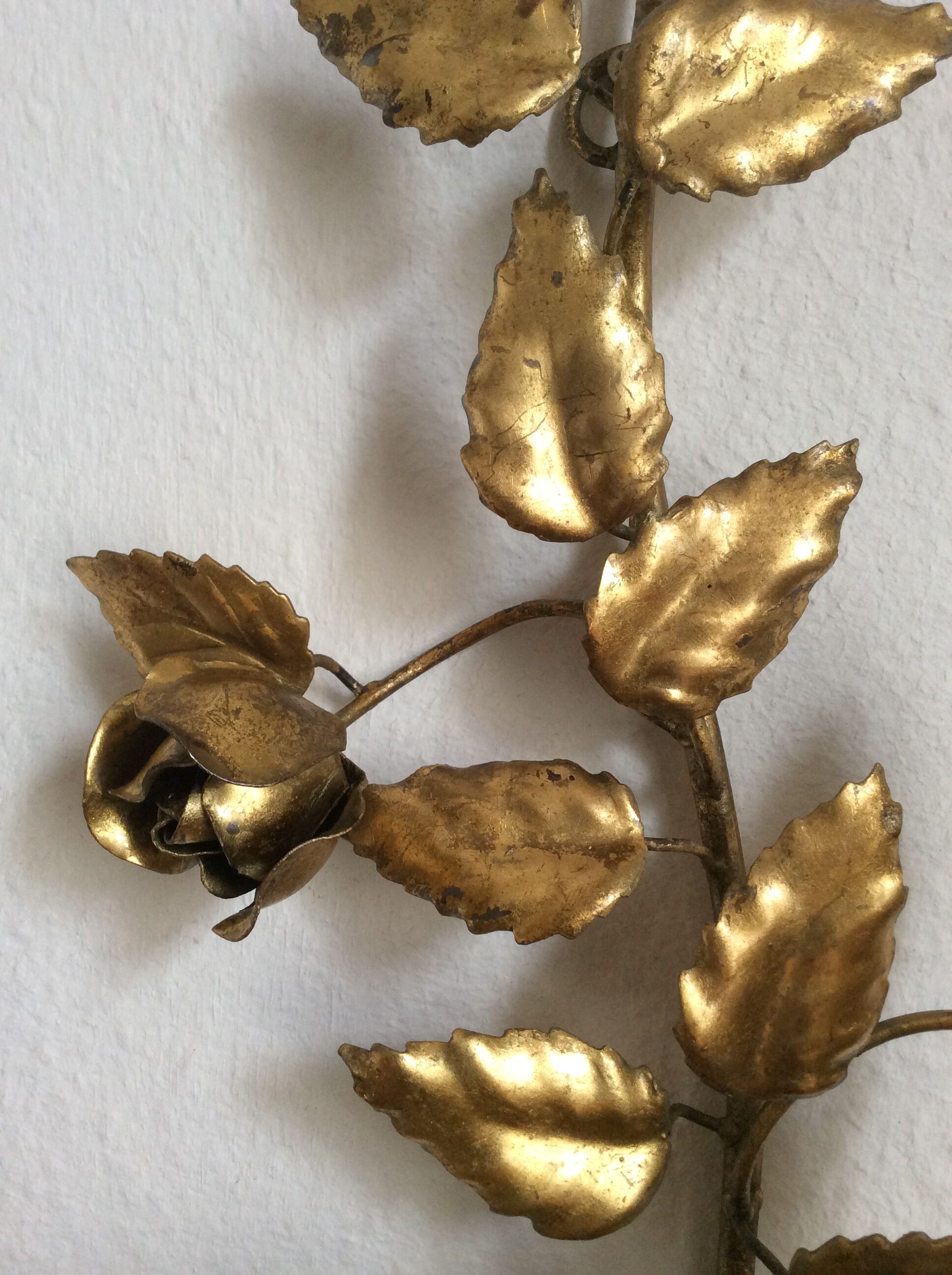 Leaves and flowers wall light in gold metal