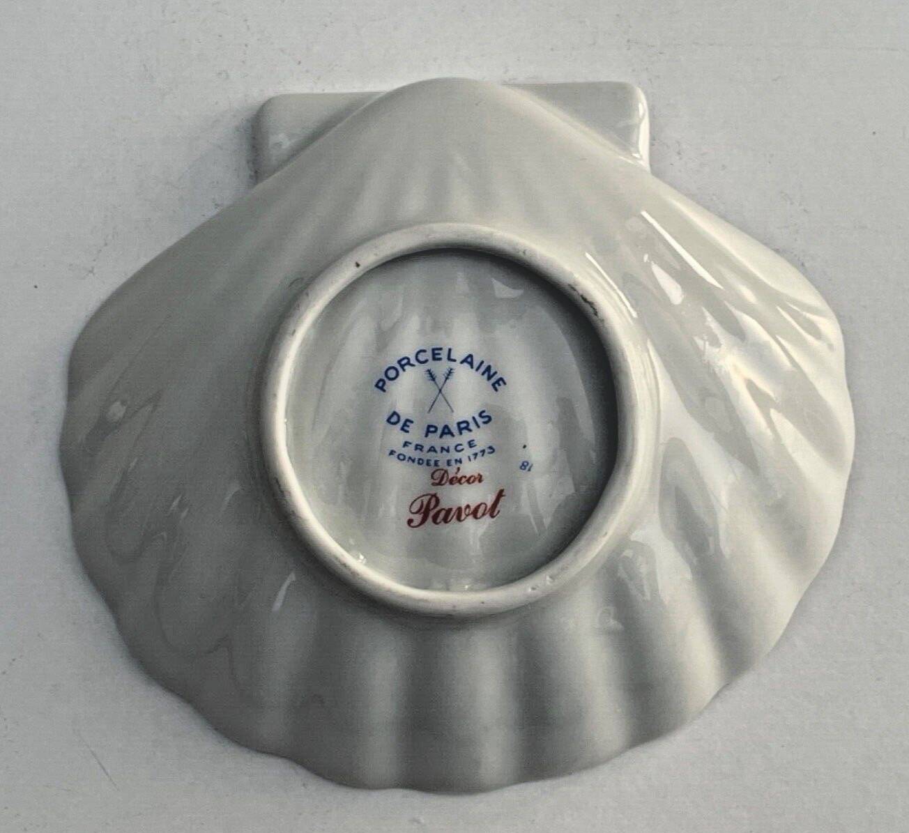 Paris porcelain shell-shaped pocket emptier with vintage poppy decoration