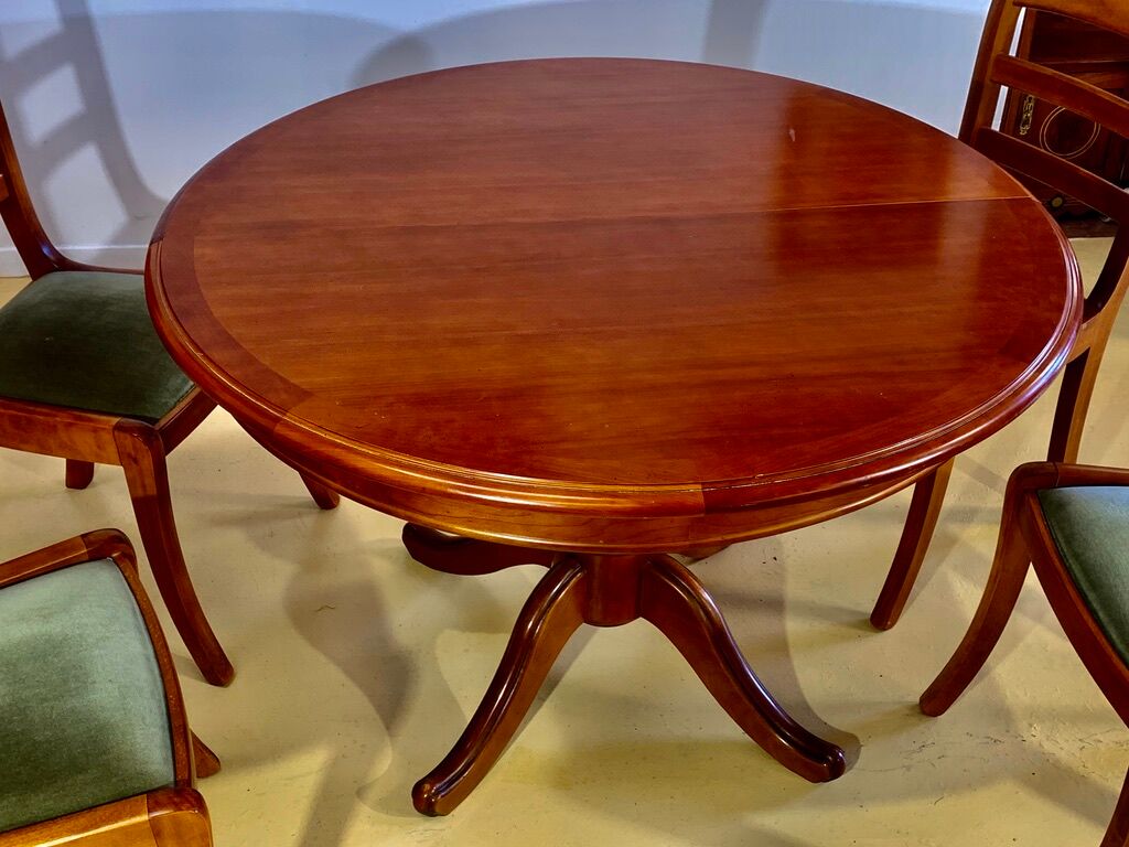Round or oval table with four chairs in solid cherry, with extensions