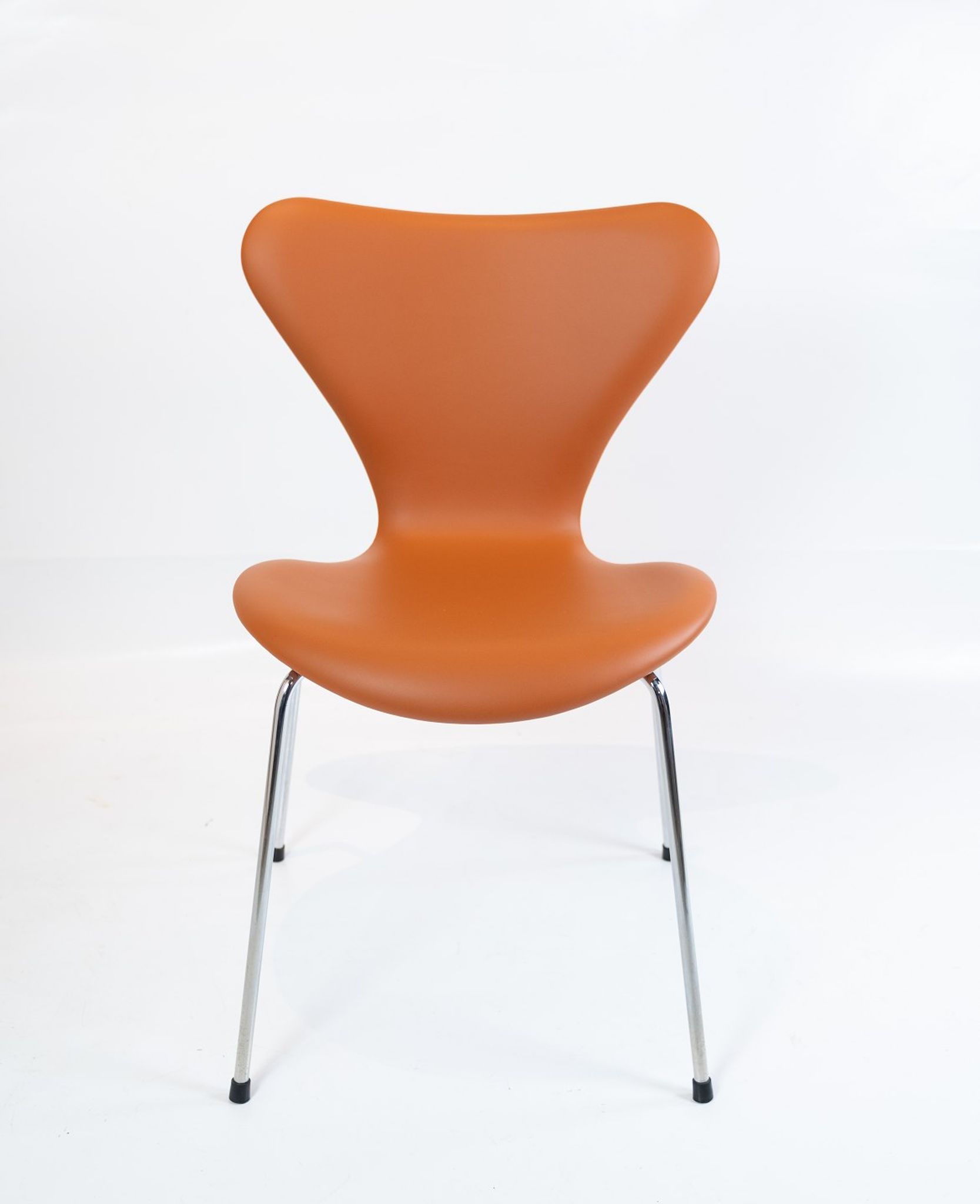 A set of 6 Seven chairs, model 3107, designed by Arne Jacobsen and manufactured by Fritz Hansen.