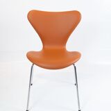 A set of 6 Seven chairs, model 3107, designed by Arne Jacobsen and manufactured by Fritz Hansen.