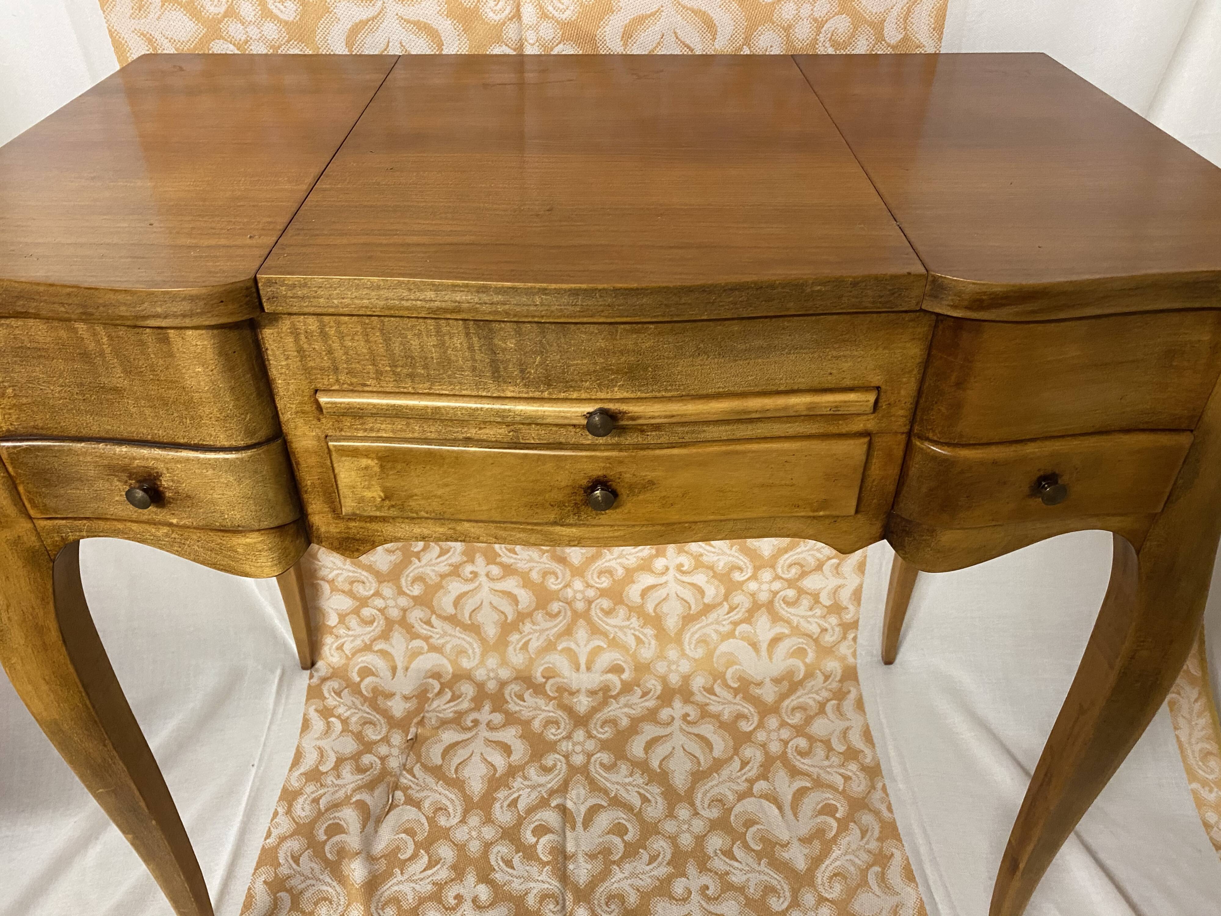 Hairdresser Louis XV shapely feet