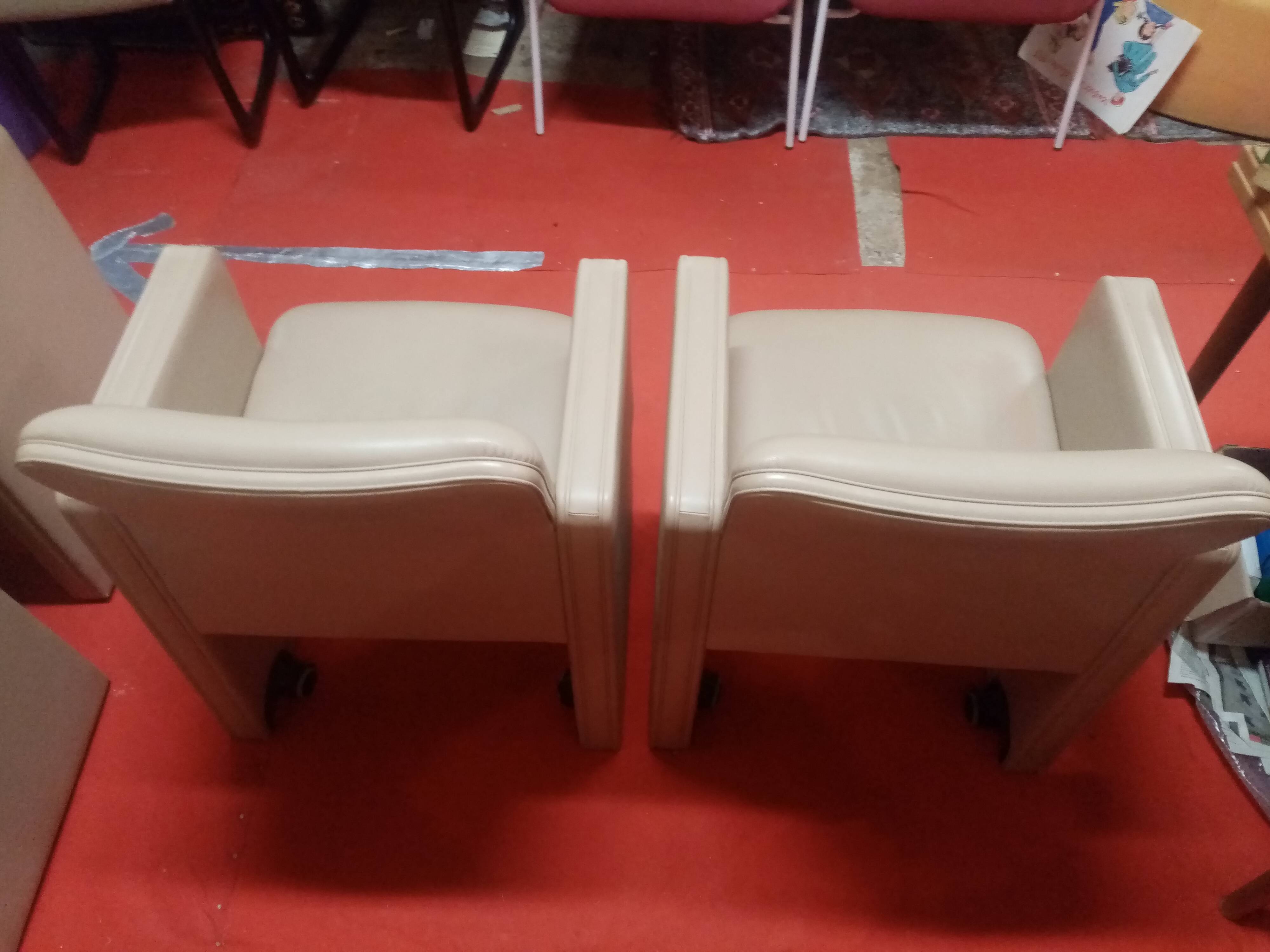 SUPERB PAIR OF POLTRONA FRAU LEATHER ARMCHAIRS MODEL THF CREAM COLOR