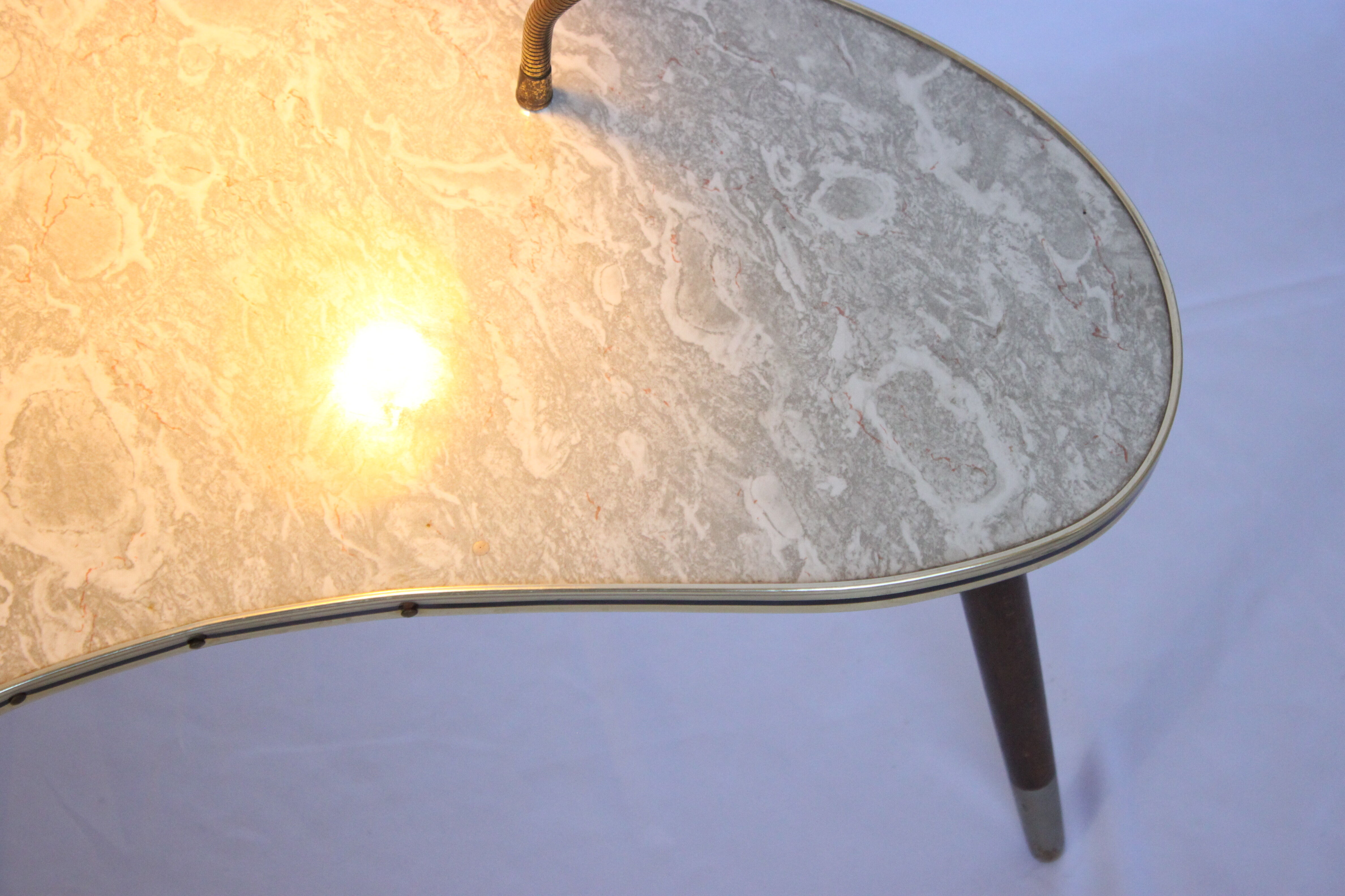Table haricot avec une lampe
