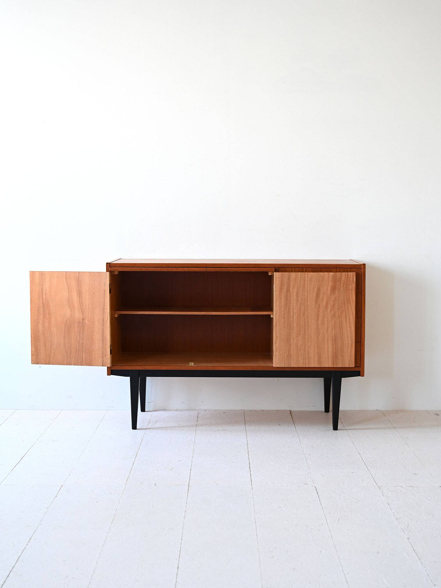 Buffet scandinave avec plateau coulissant