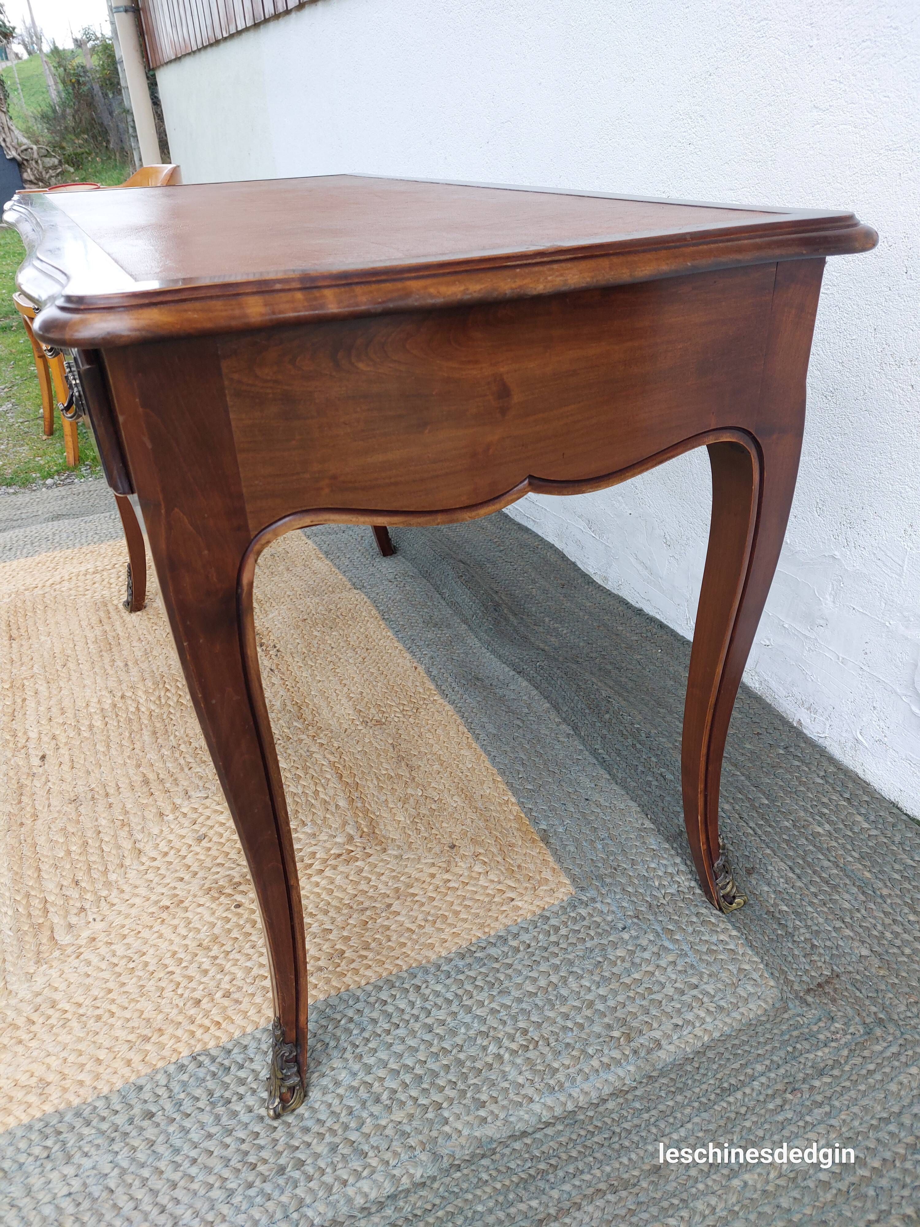 Louis XV style desk in wood, with a brown leather top.
