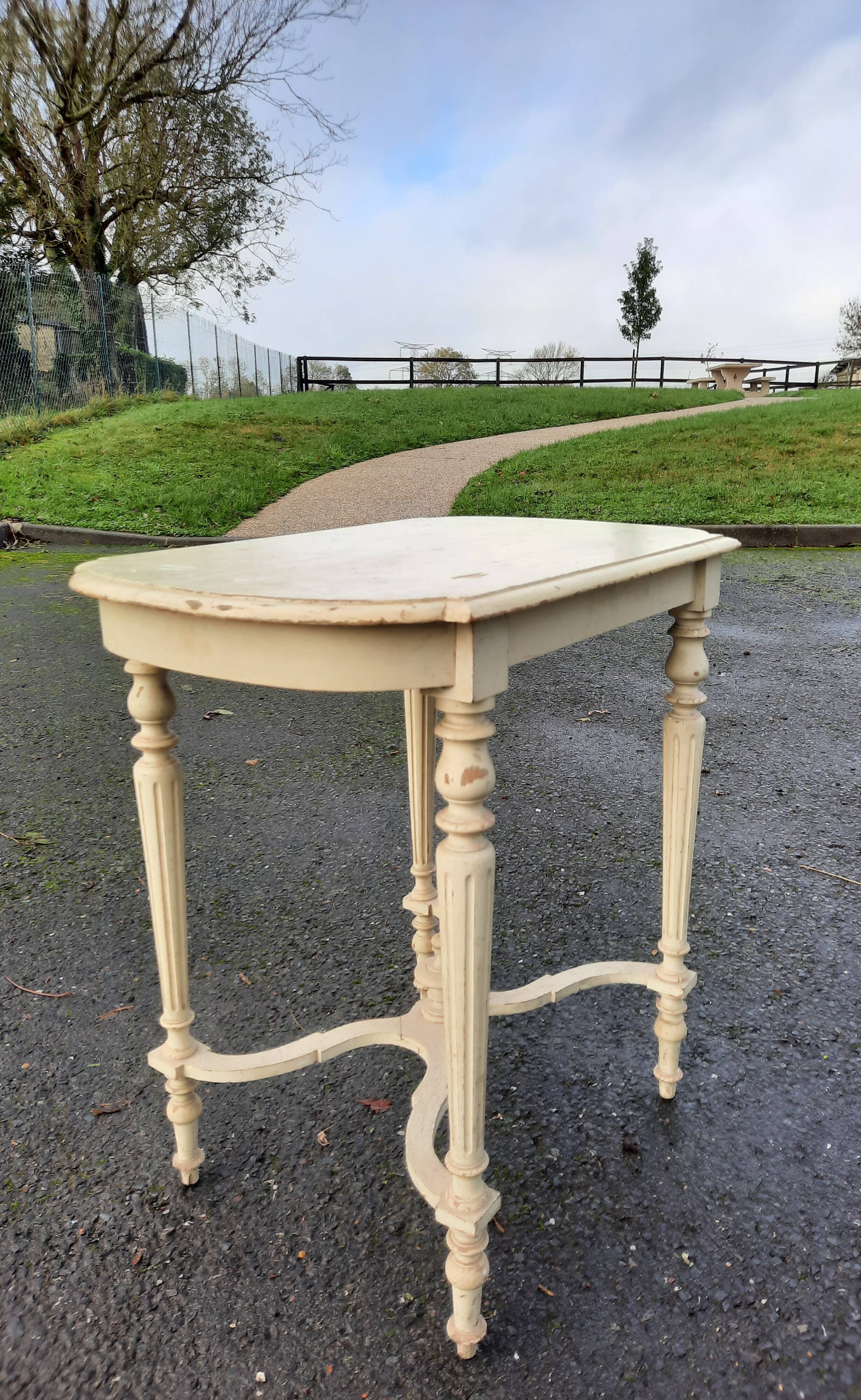Center table in white lacquered wood