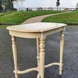 Center table in white lacquered wood