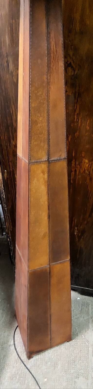 Vintage 80s design floor lamp in leather and brass.