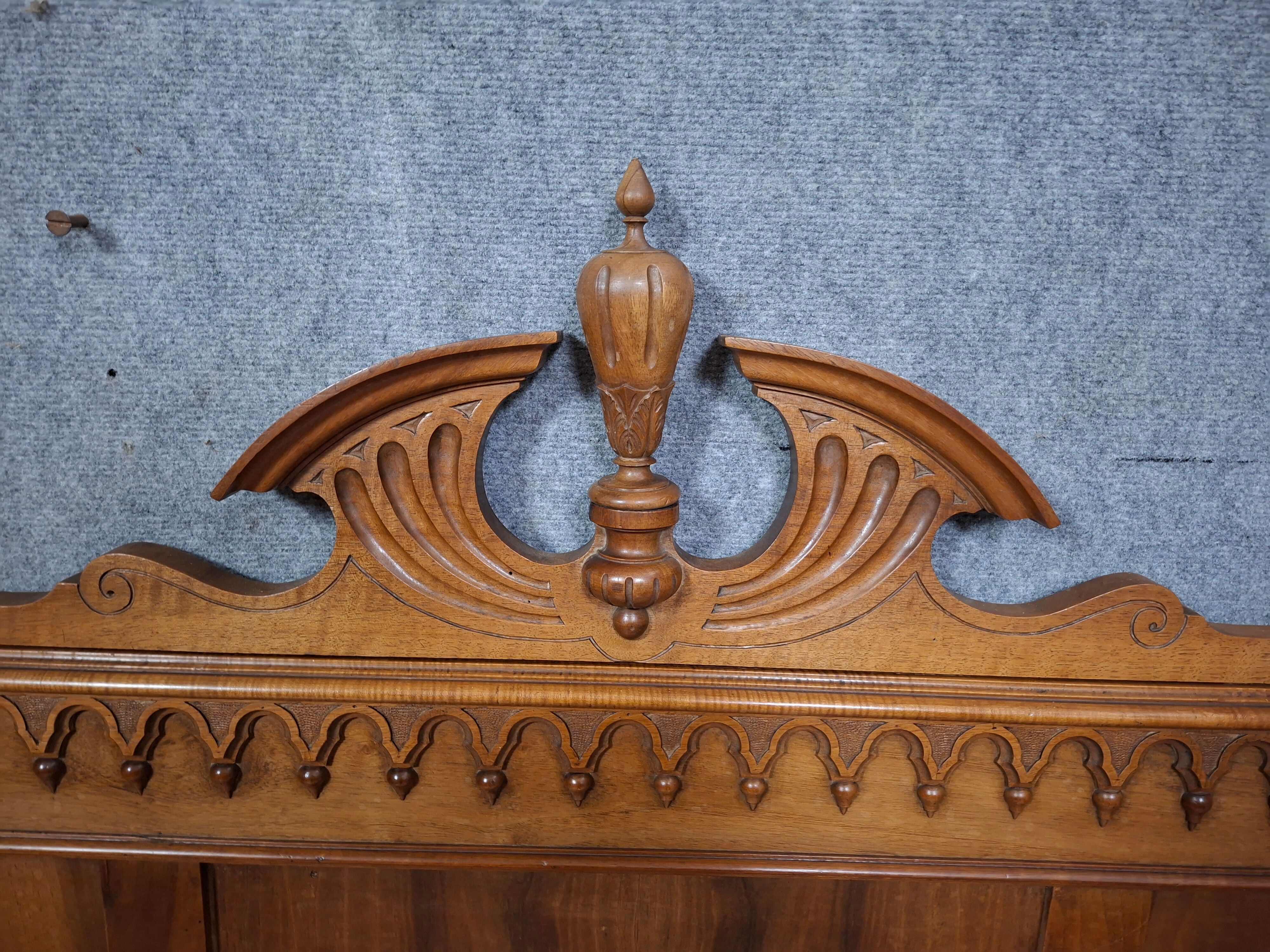 Neo-Gothic bed in solid walnut – Late 19th century