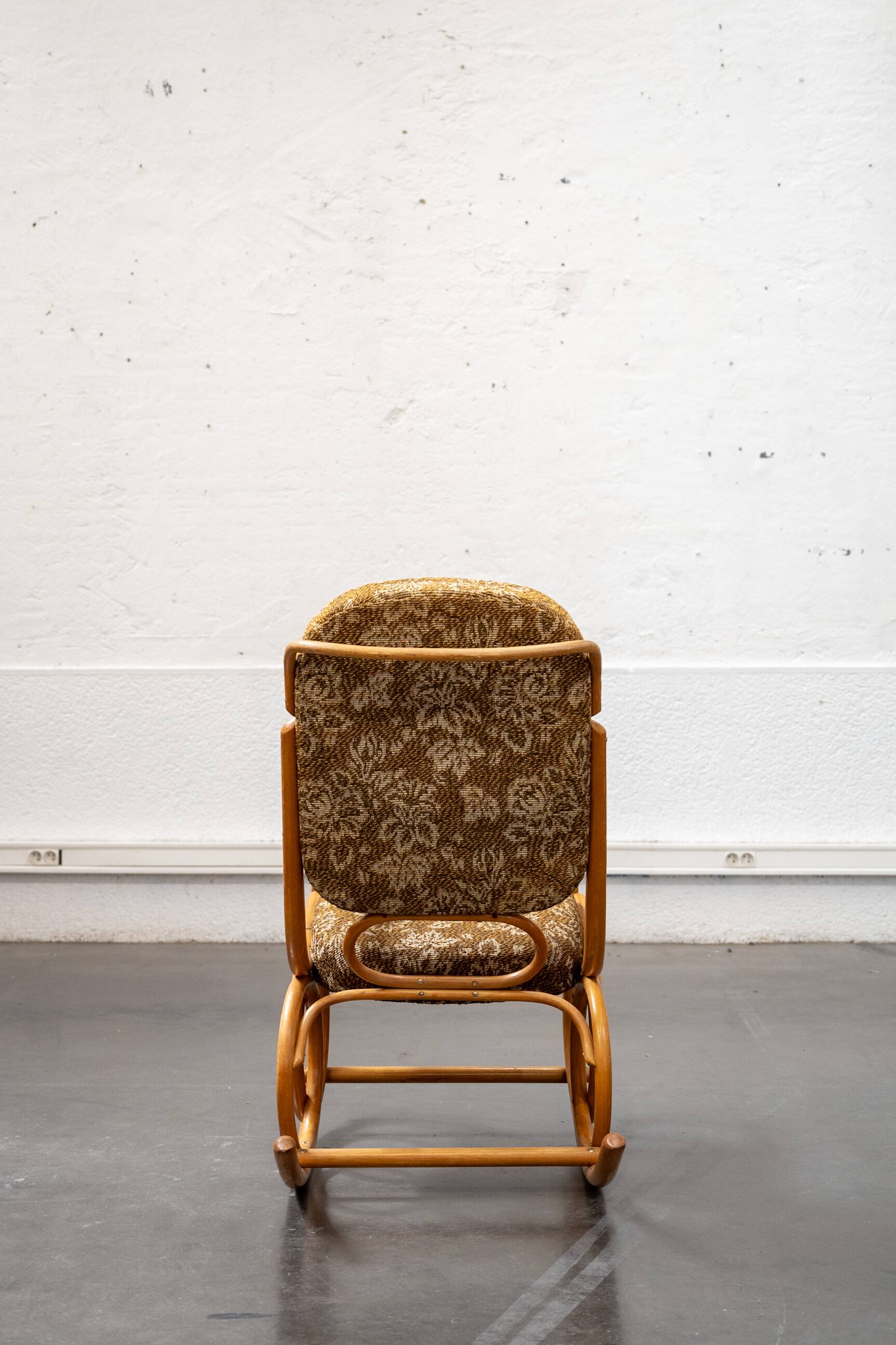 Rocking chair en bois courbé