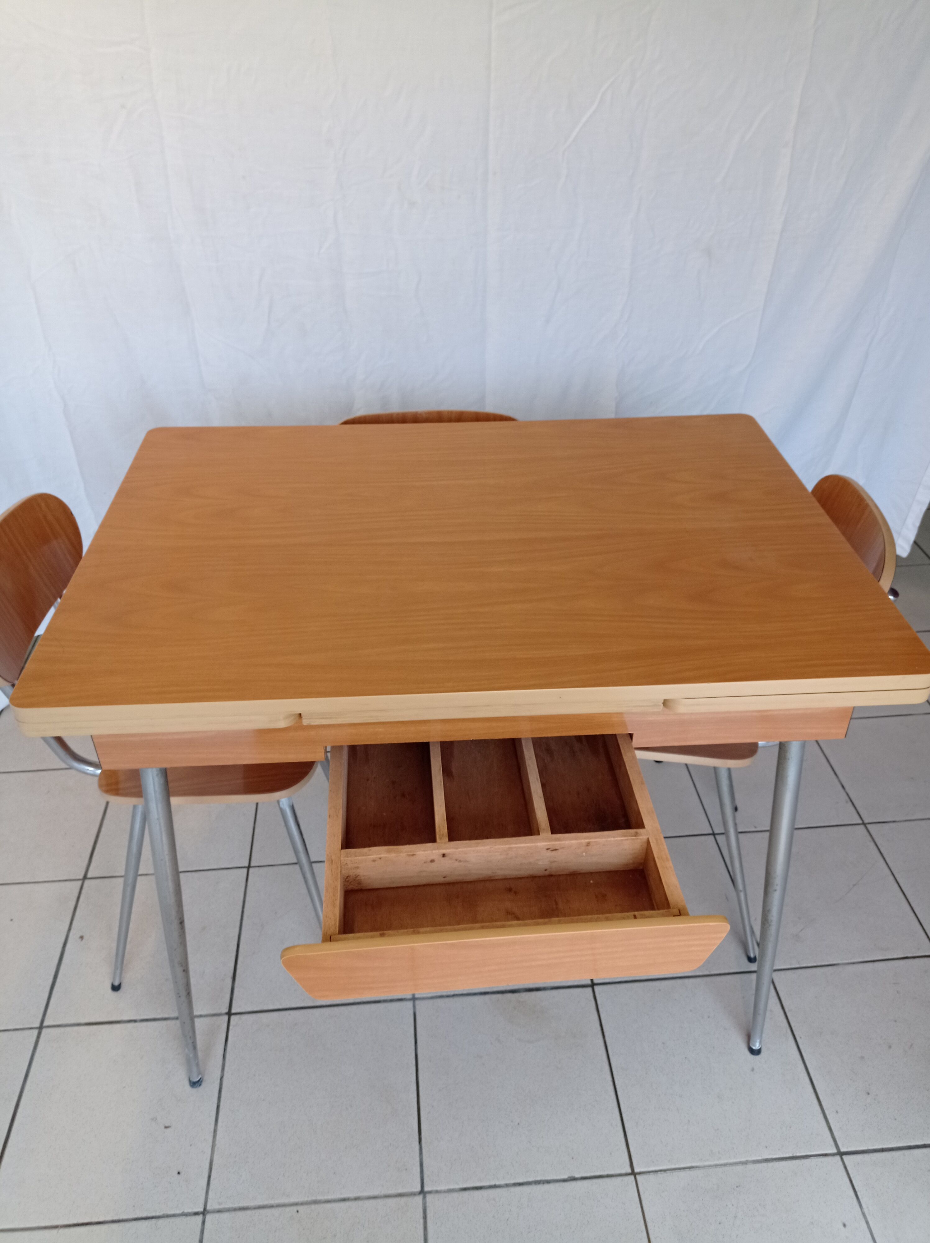 formica table with extension + 6 chairs