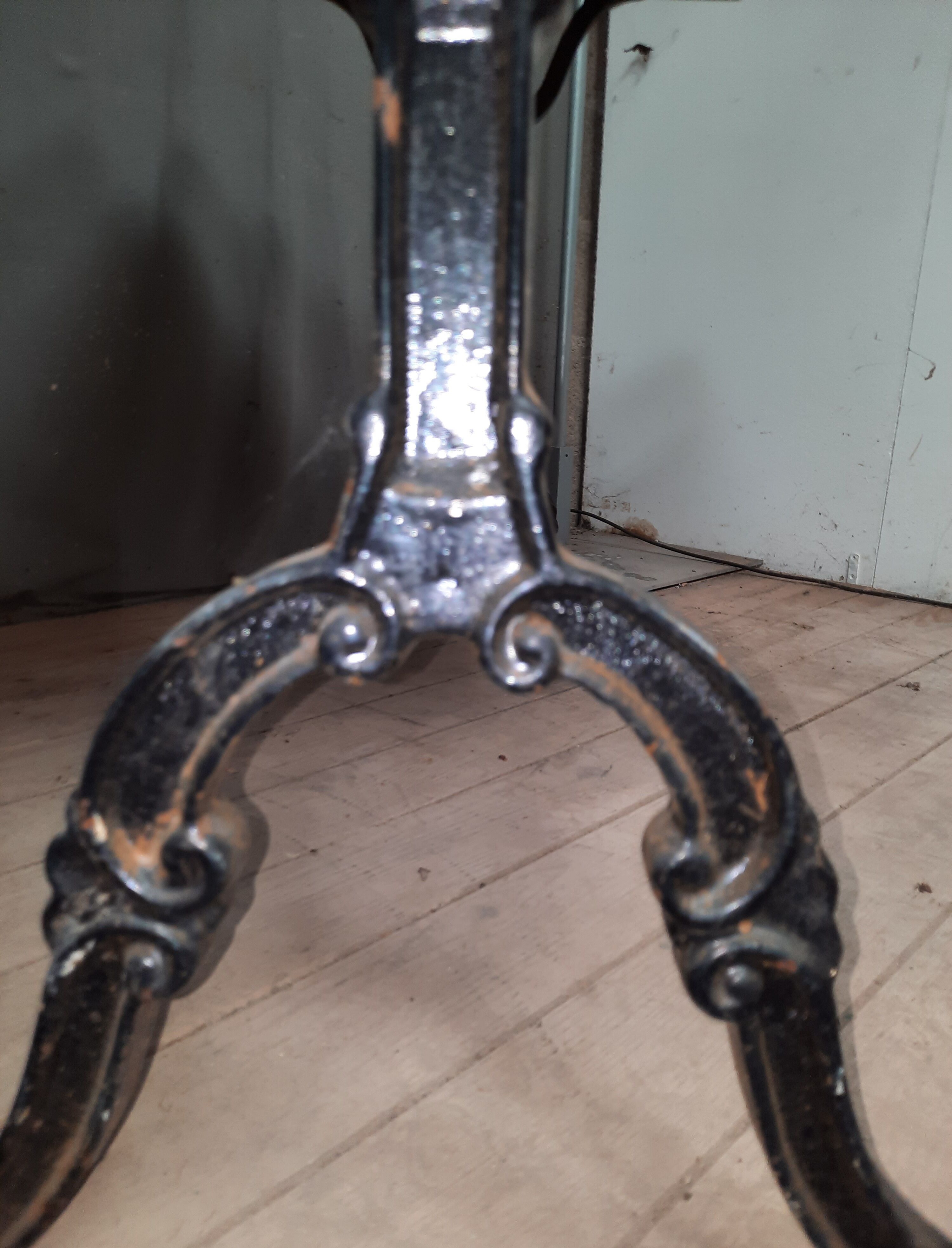 Bistro table in white marble