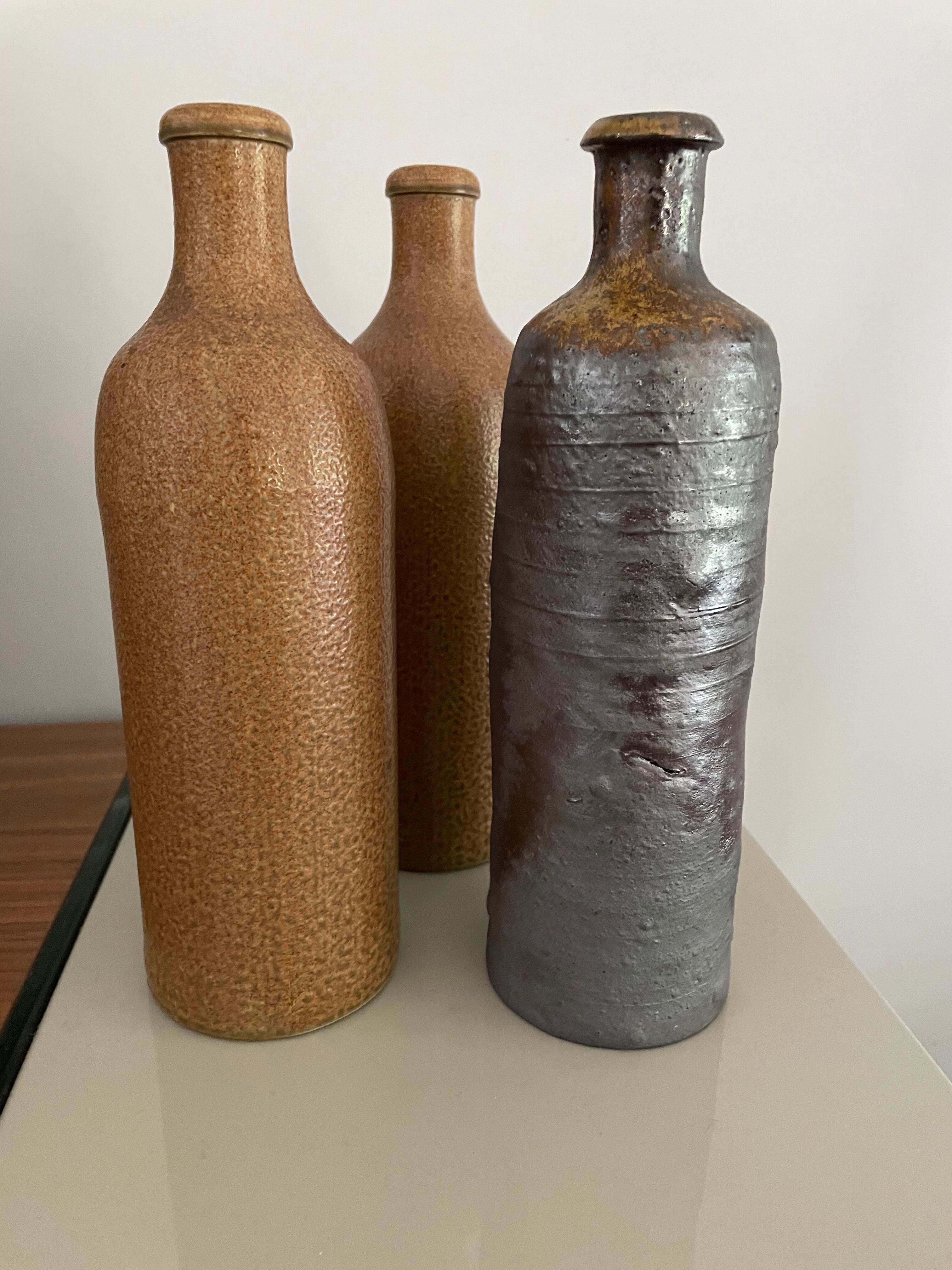 Lot de trois bouteilles en grès