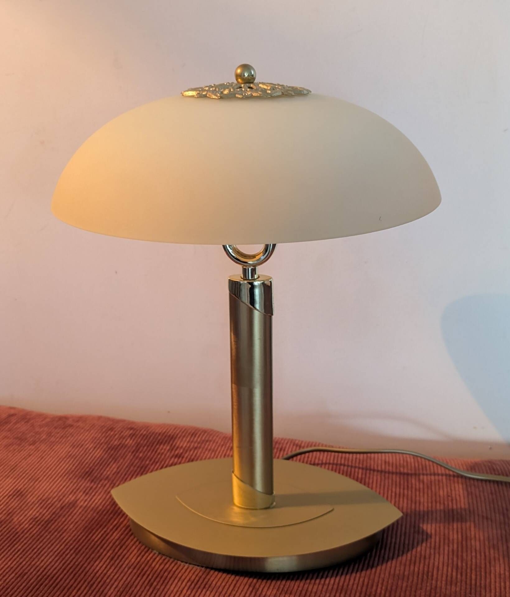 Lampe à poser vintage revisitée – Métal doré & Abat-jour opaline