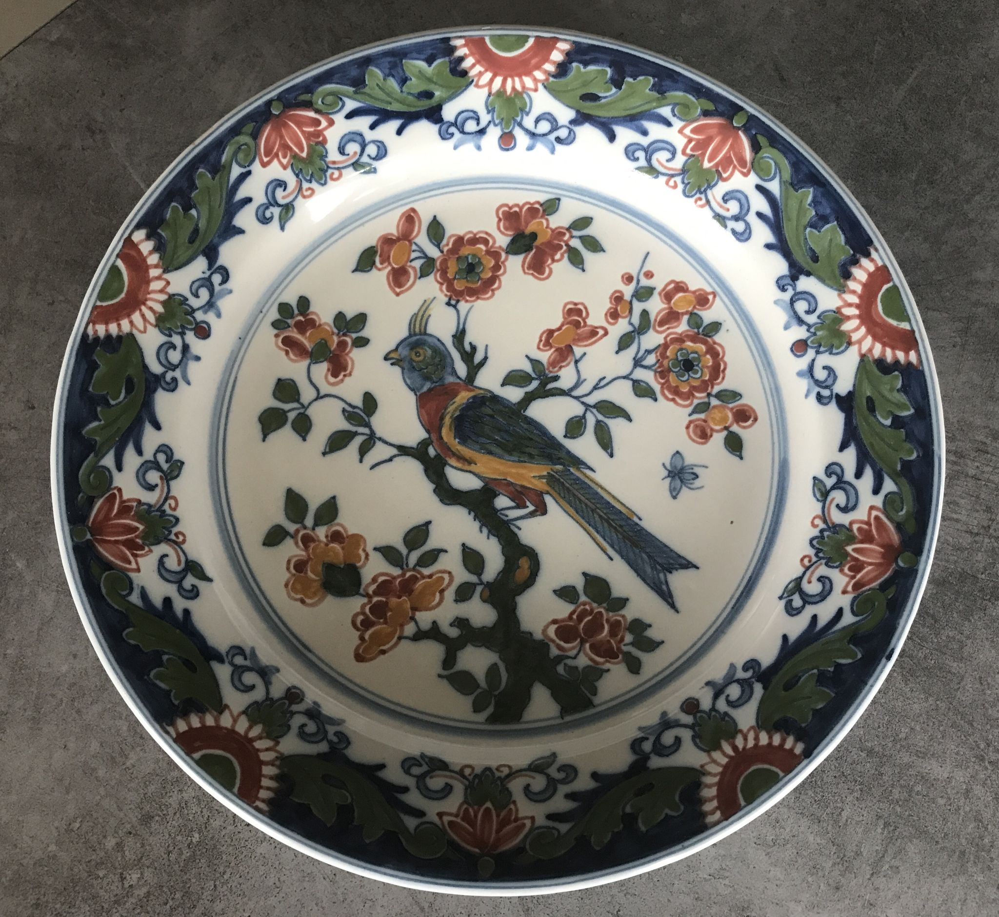 Assiette murale en faïence à décor de peinture de fleurs et oiseau 28 cm
