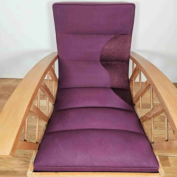 Paire de larges fauteuils à croisillons, vers 1950, tissu Canovas brodé par Lesage