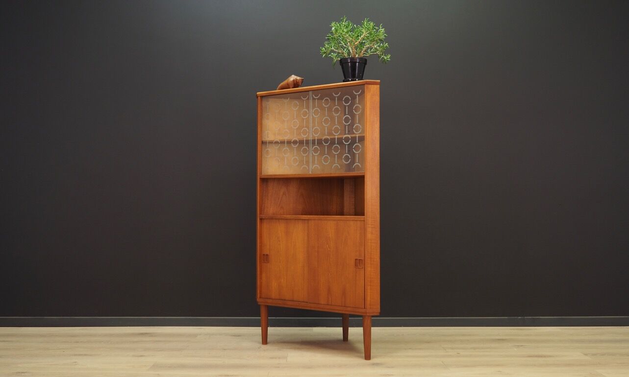 Corner cabinet in teak