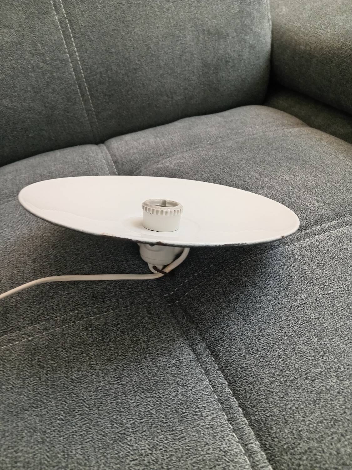 Vintage pendant light in enamelled metal and porcelain