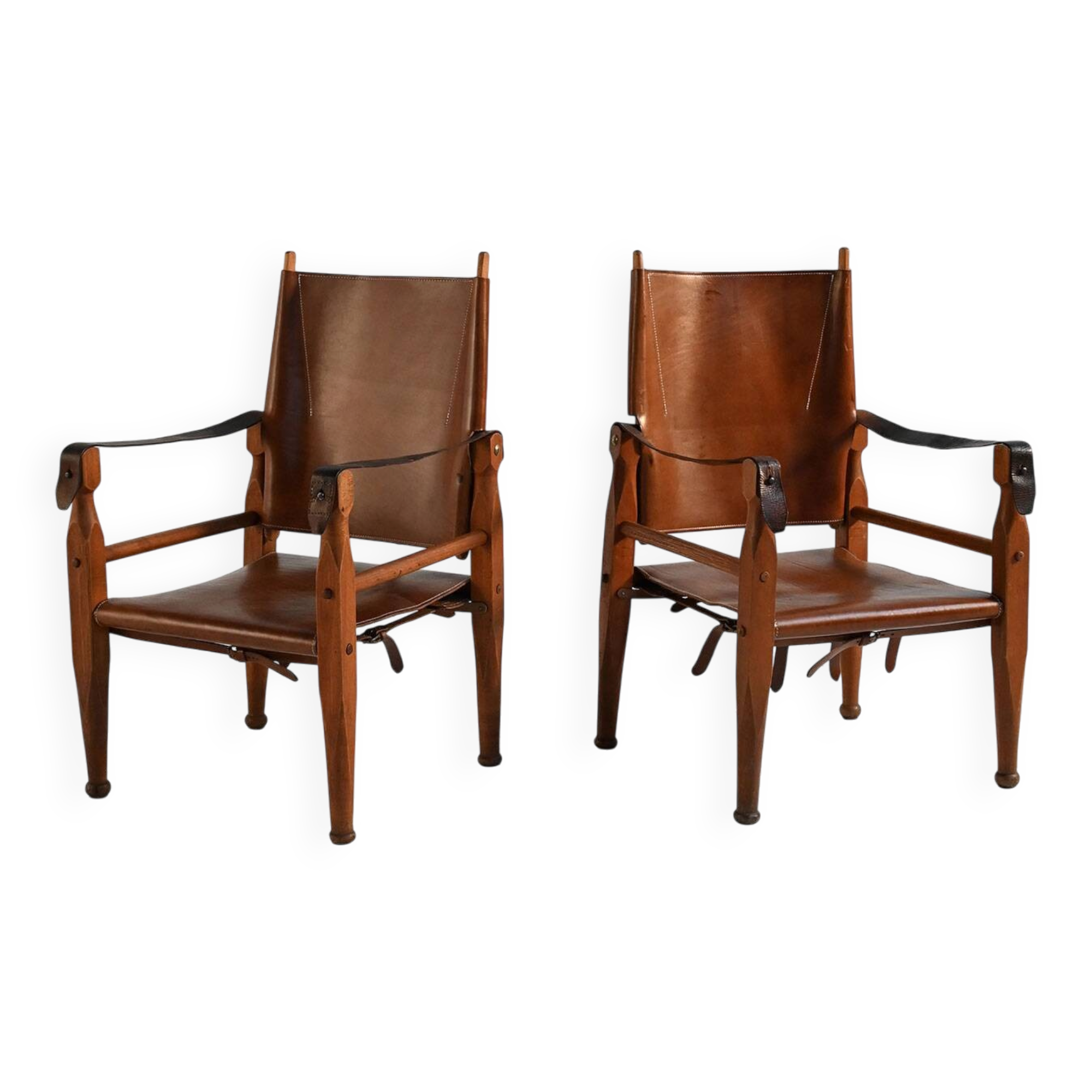 Une paire de chaises safari en cuir scandinave