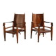Une paire de chaises safari en cuir scandinave