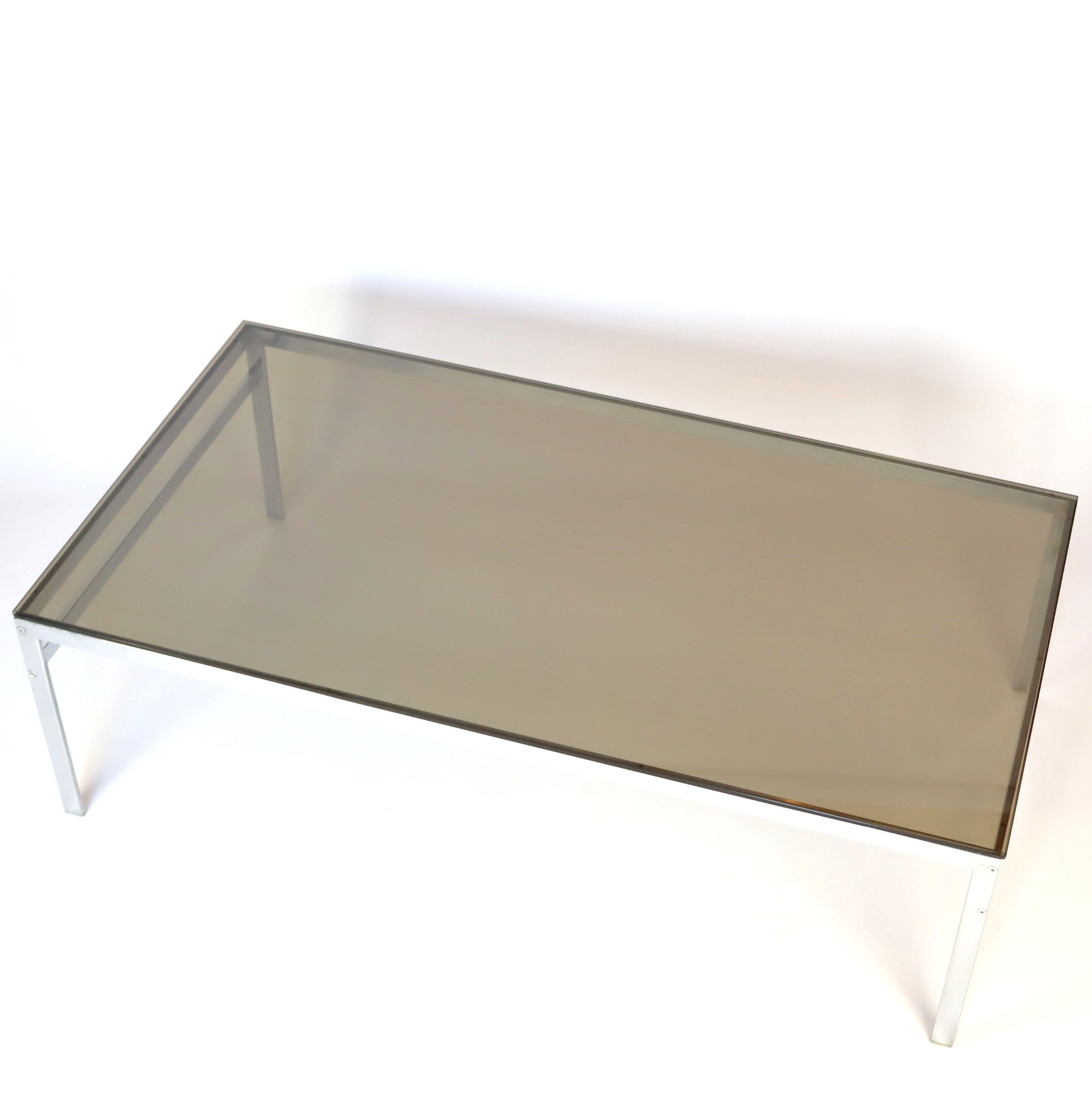 Table basse chrome et verre fumé années 60