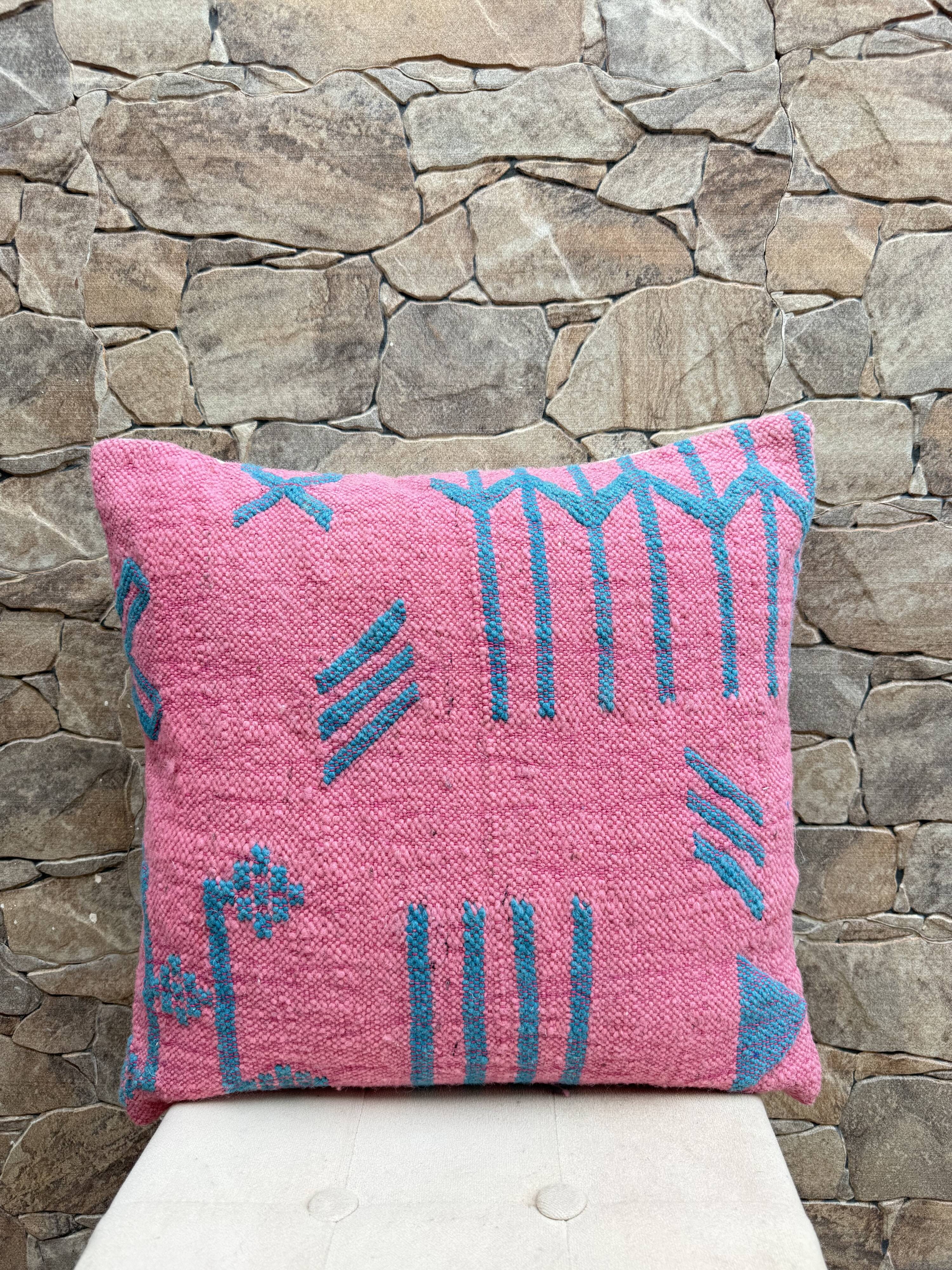 Coussin Kilim en laine berbère fait main : Coussin de sol marocain