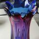 Vase Design forme Florale/Corolle, en verre d Art soufflé Murano/Italie. Dégradés de tons bleus/roses. Dim 31 x 10 cm