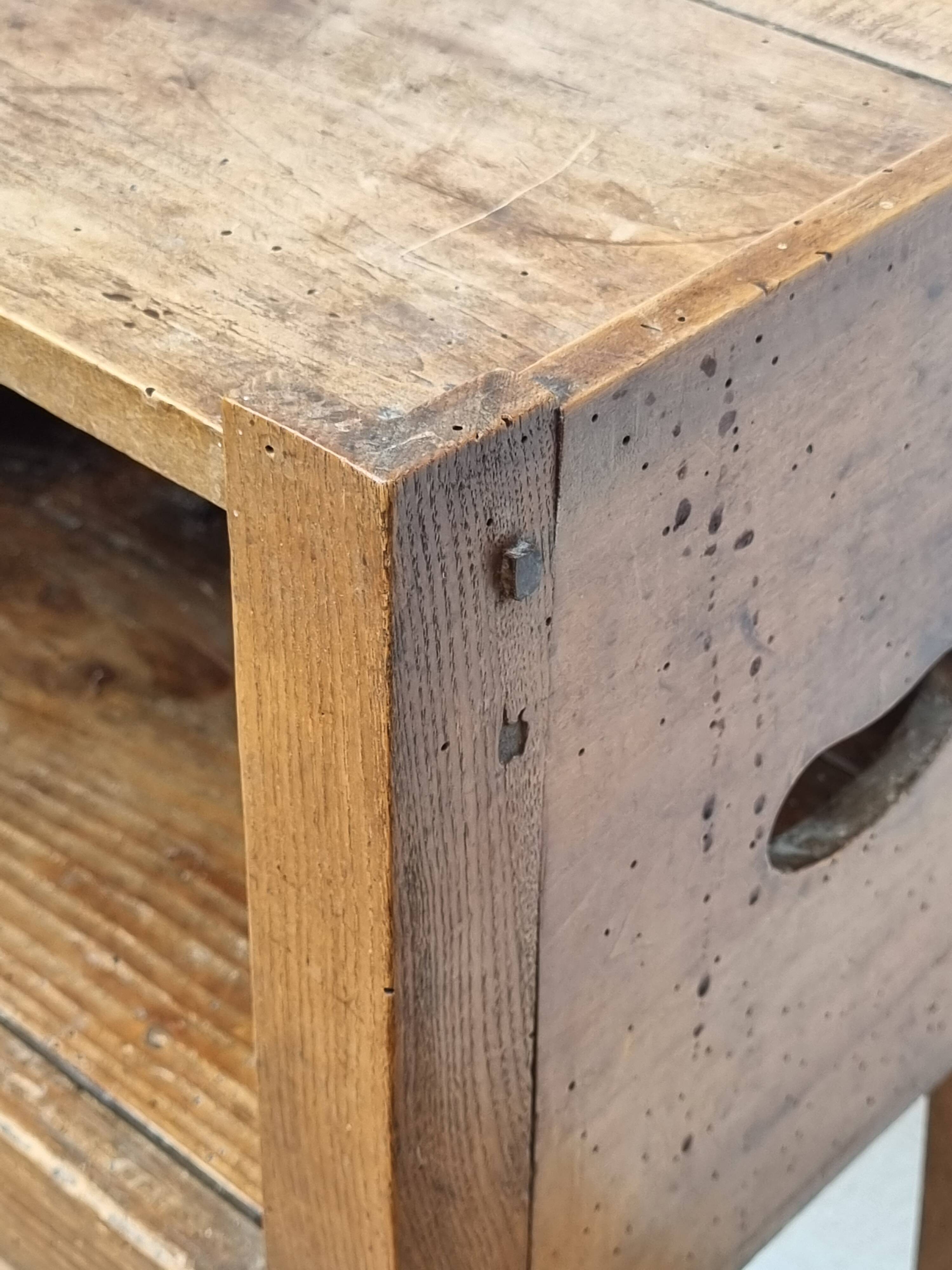 Table de chevet ancienne en bois, poignées latérales ajourées, fin XIXe