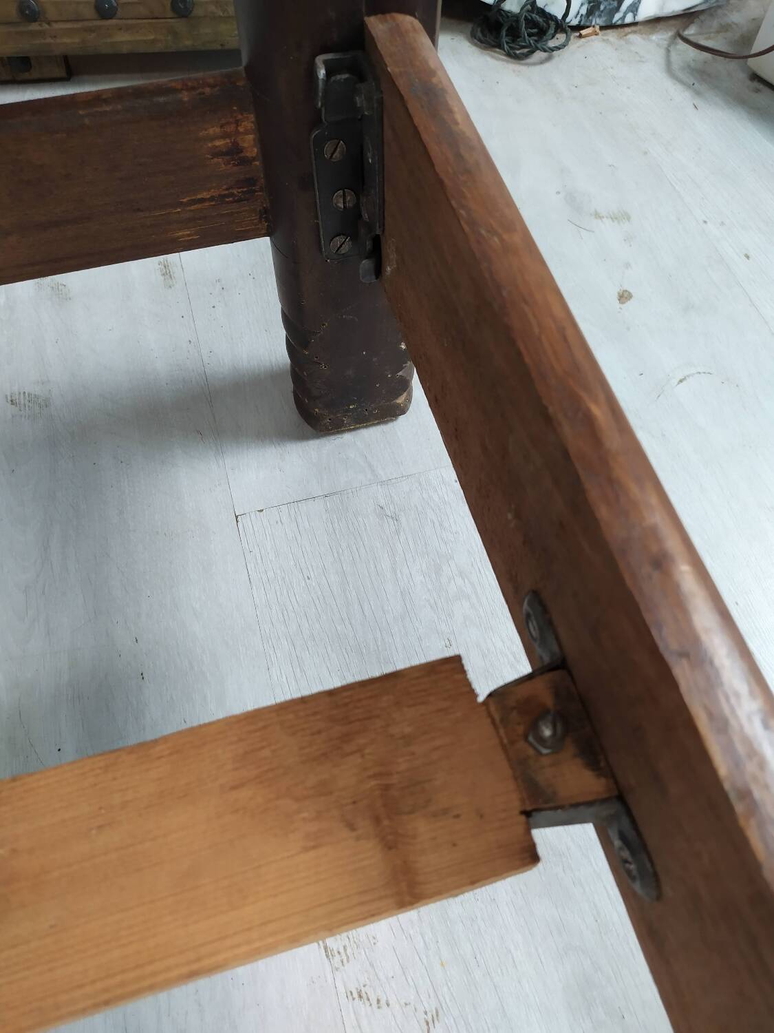 Lit brutaliste art déco