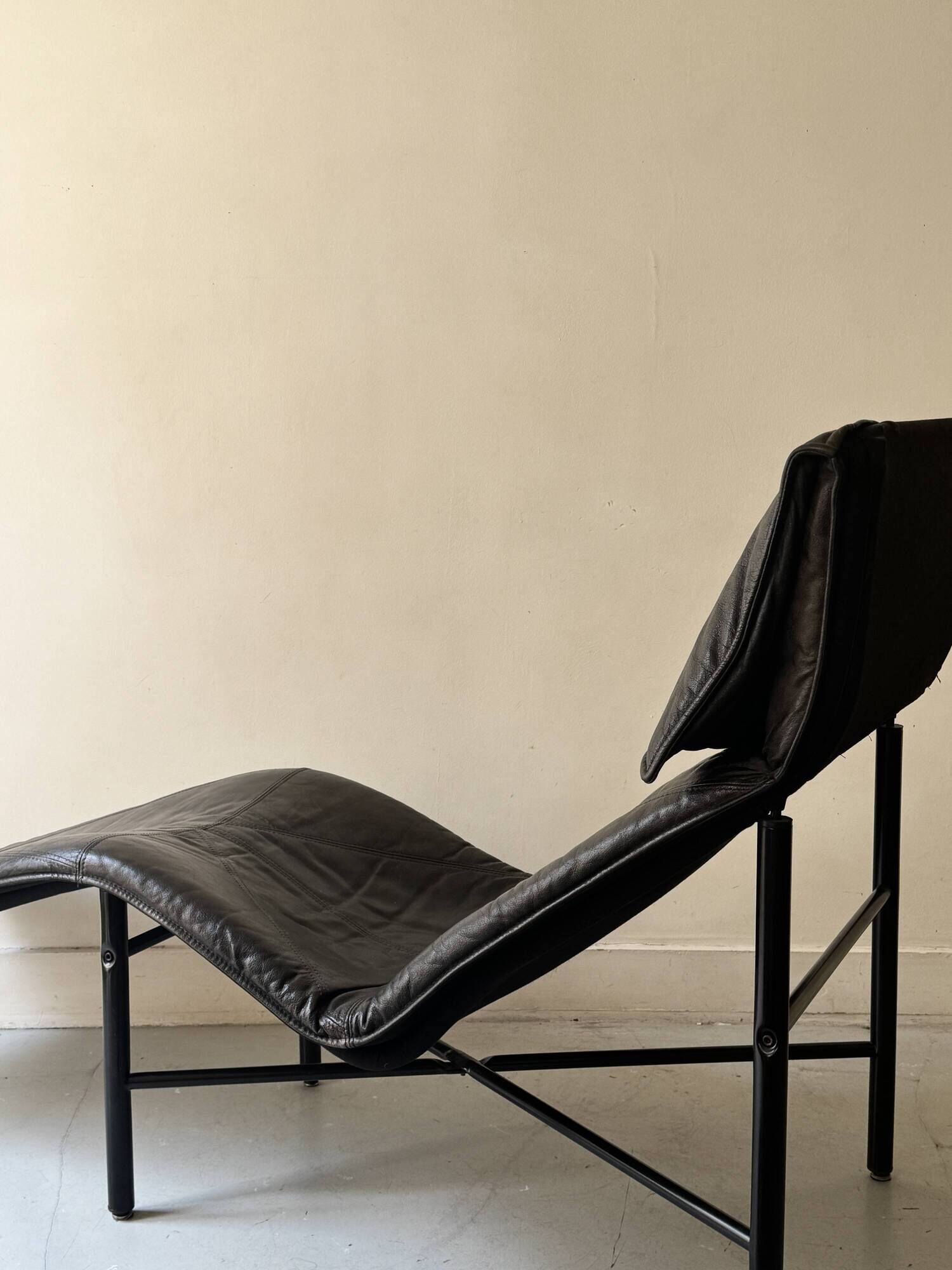 Scandinavian design chaise longue in black leather by Tord Björklund, Sweden 1970.
