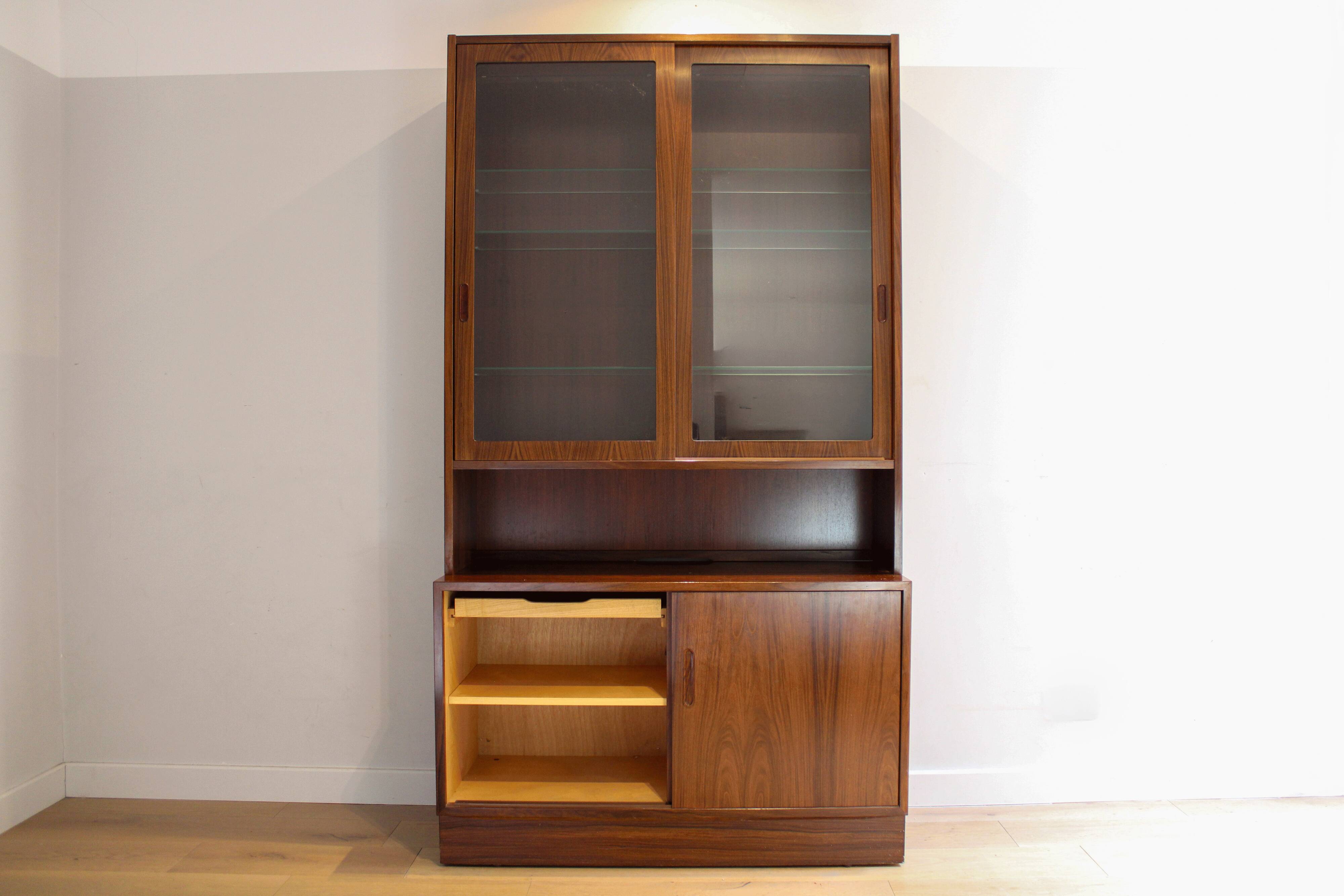 Cabinet d'exposition en palissandre danois vintage des années 50 de Poul Hundevad.