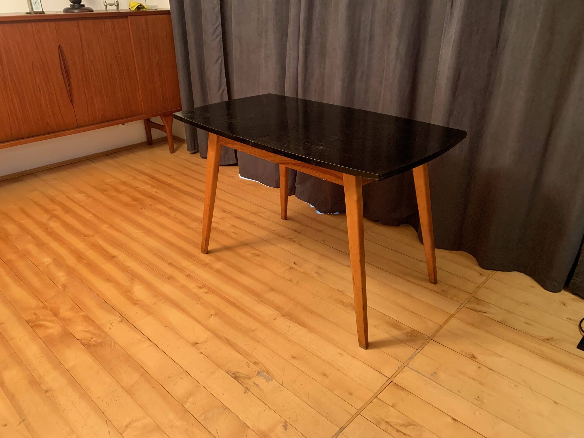 Type 1326 table designed by Stanisław Lejkowskie and Wacław Leśniewski, Poland, 1962