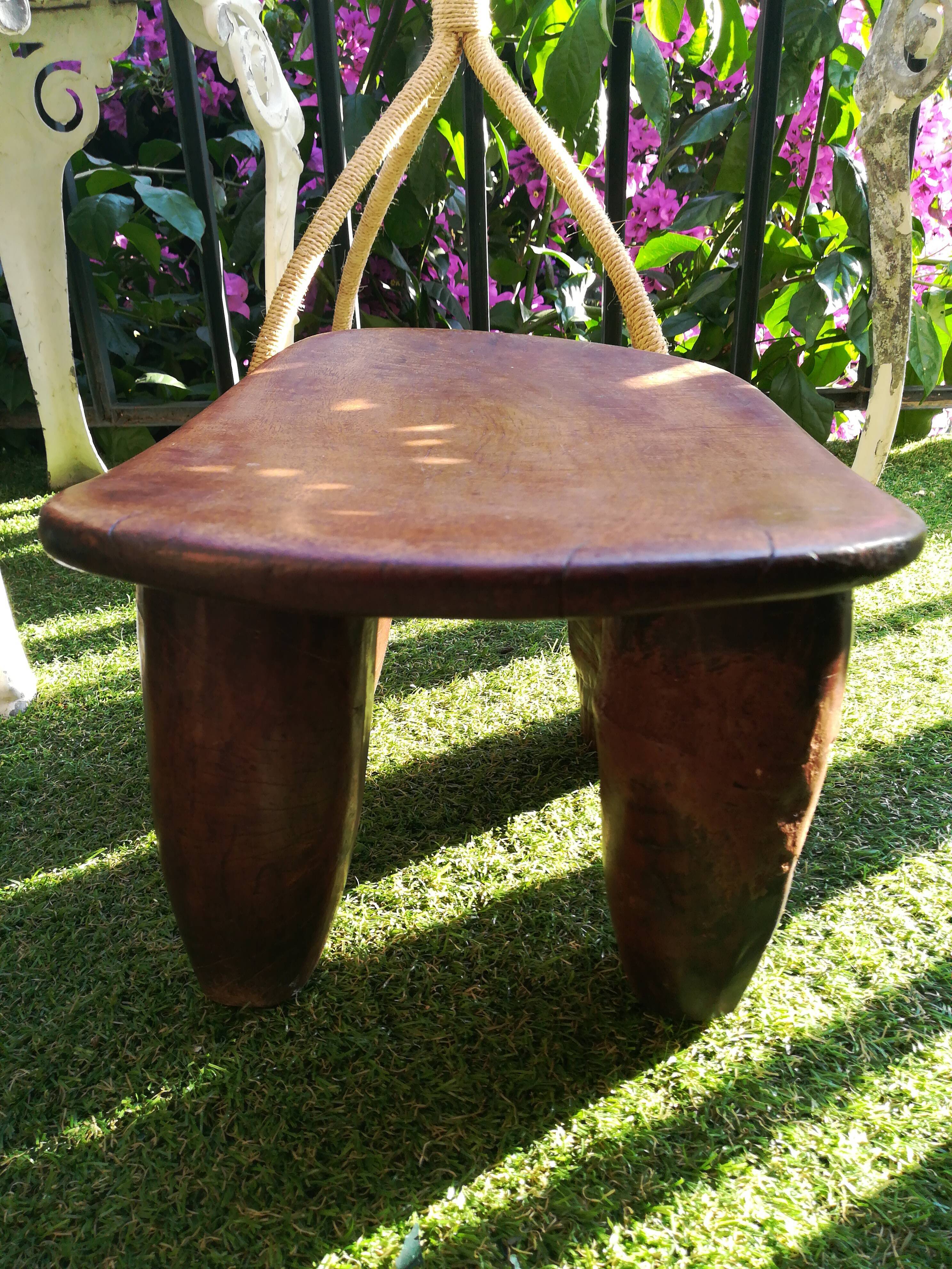 Tabouret where african head rests