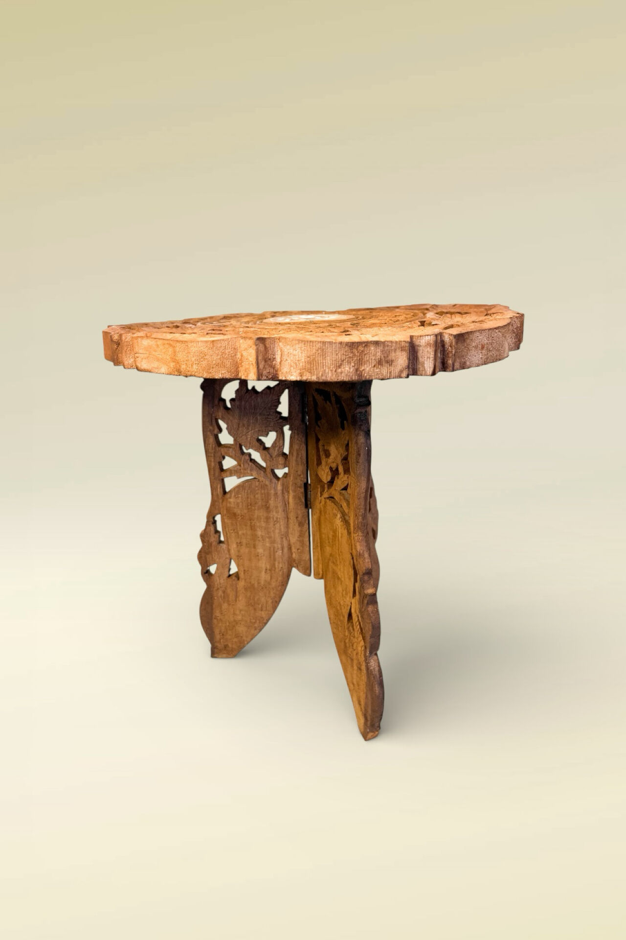 Ancienne petite table d’appoint tripode anglo-indienne en bois sculpté