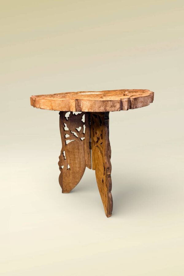 Ancienne petite table d’appoint tripode anglo-indienne en bois sculpté