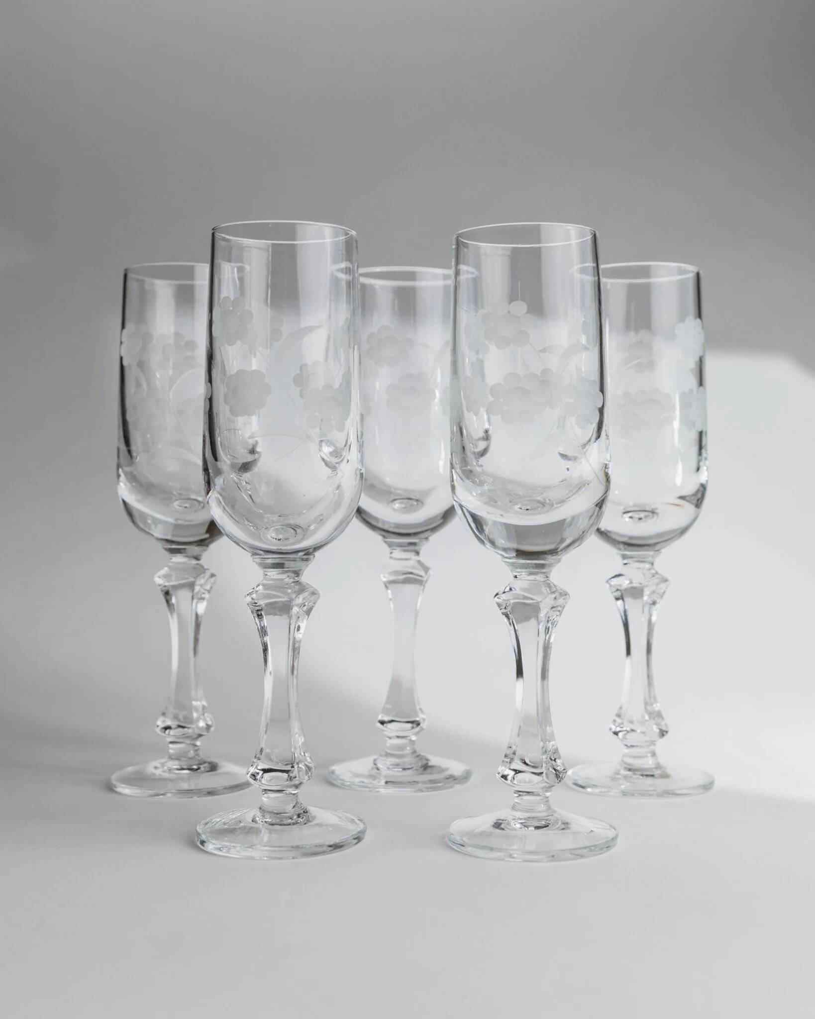 Verre à champagne en cristal clair, ensemble de 5, motif floral gravé, vintage des années 1960, Italie.