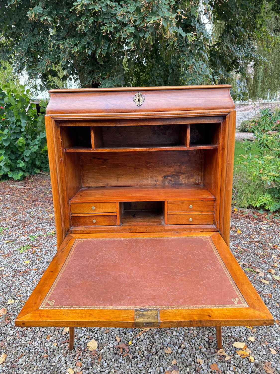 Secrétaire En Cabinet En Noyer Dans Le Goût De Hache D’époque Louis XV