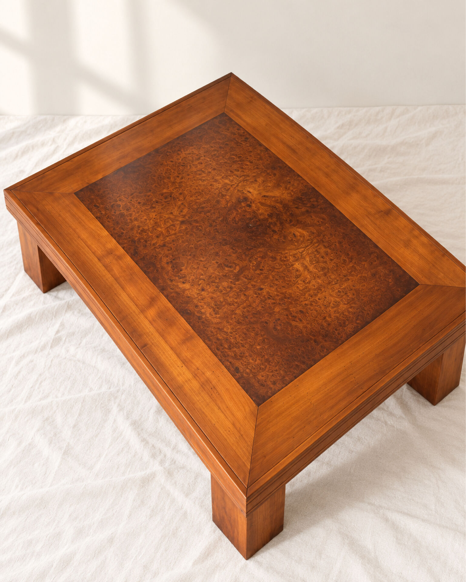 Grande table basse extensible en merisier & loupe de noyer – 1996