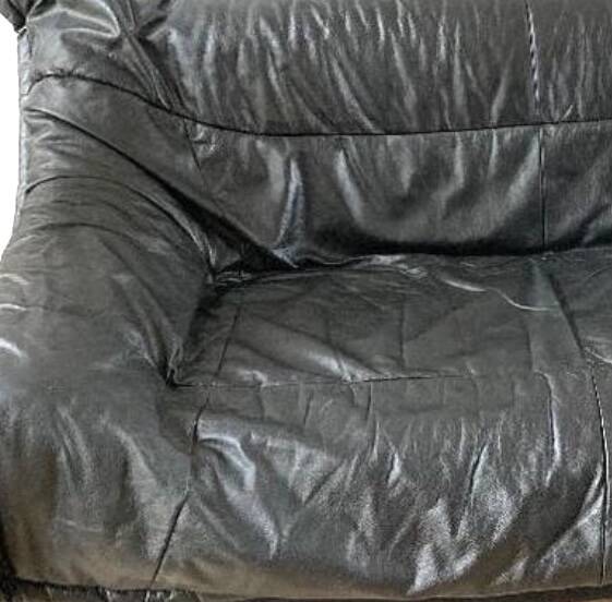 Cocooning black leather sofa