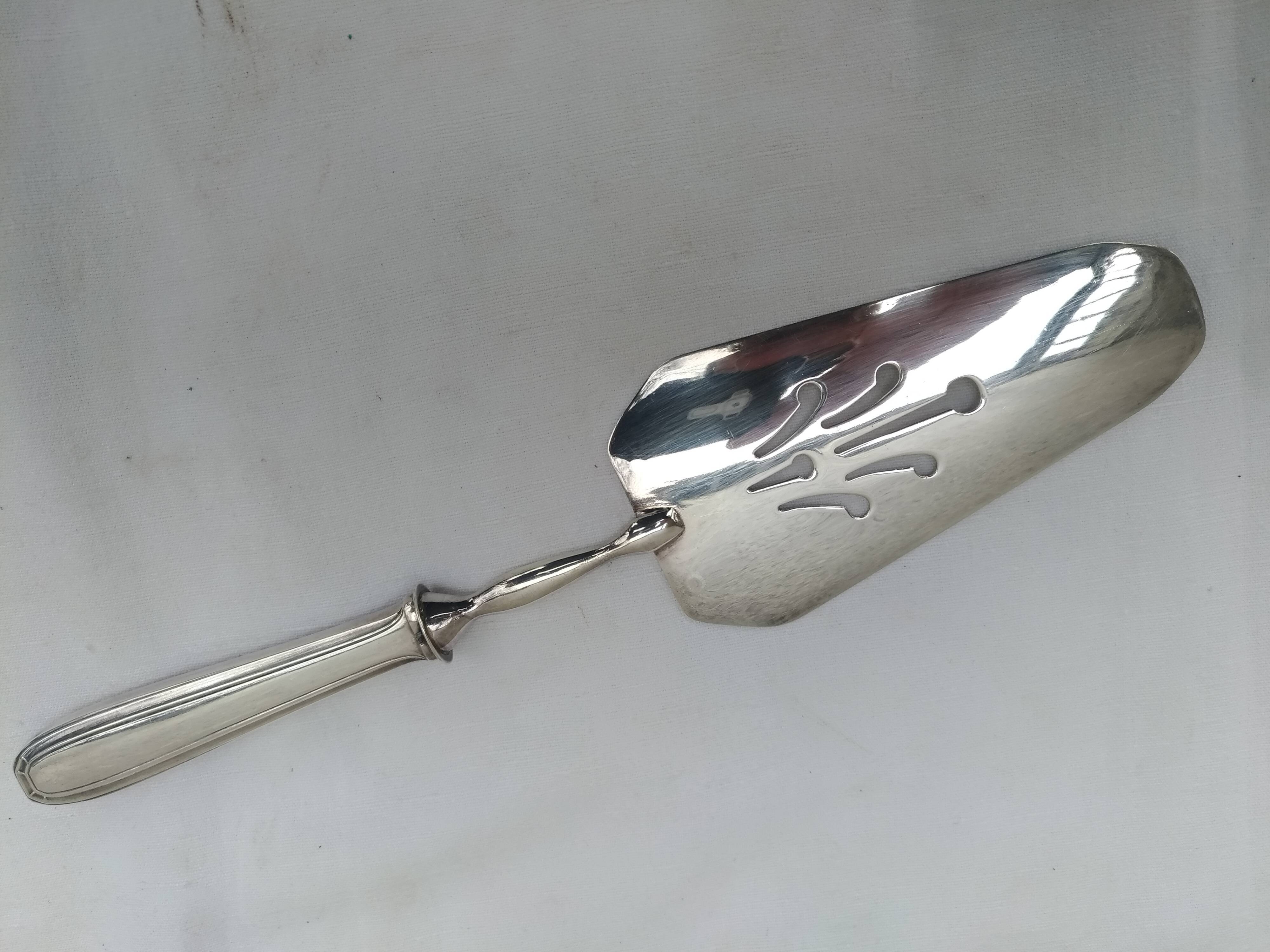 Pelle à gateaux en metal argenté