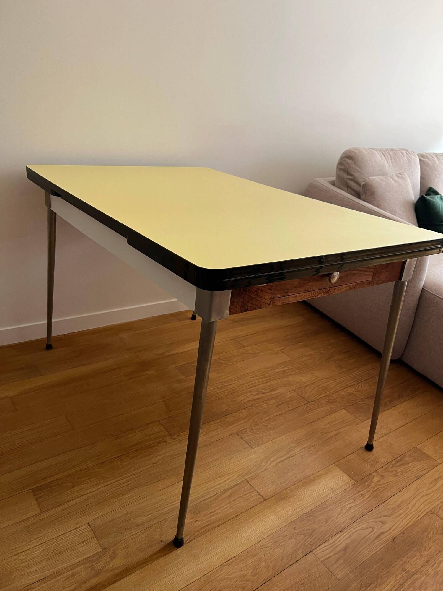 Table en Formica avec 4 chaises