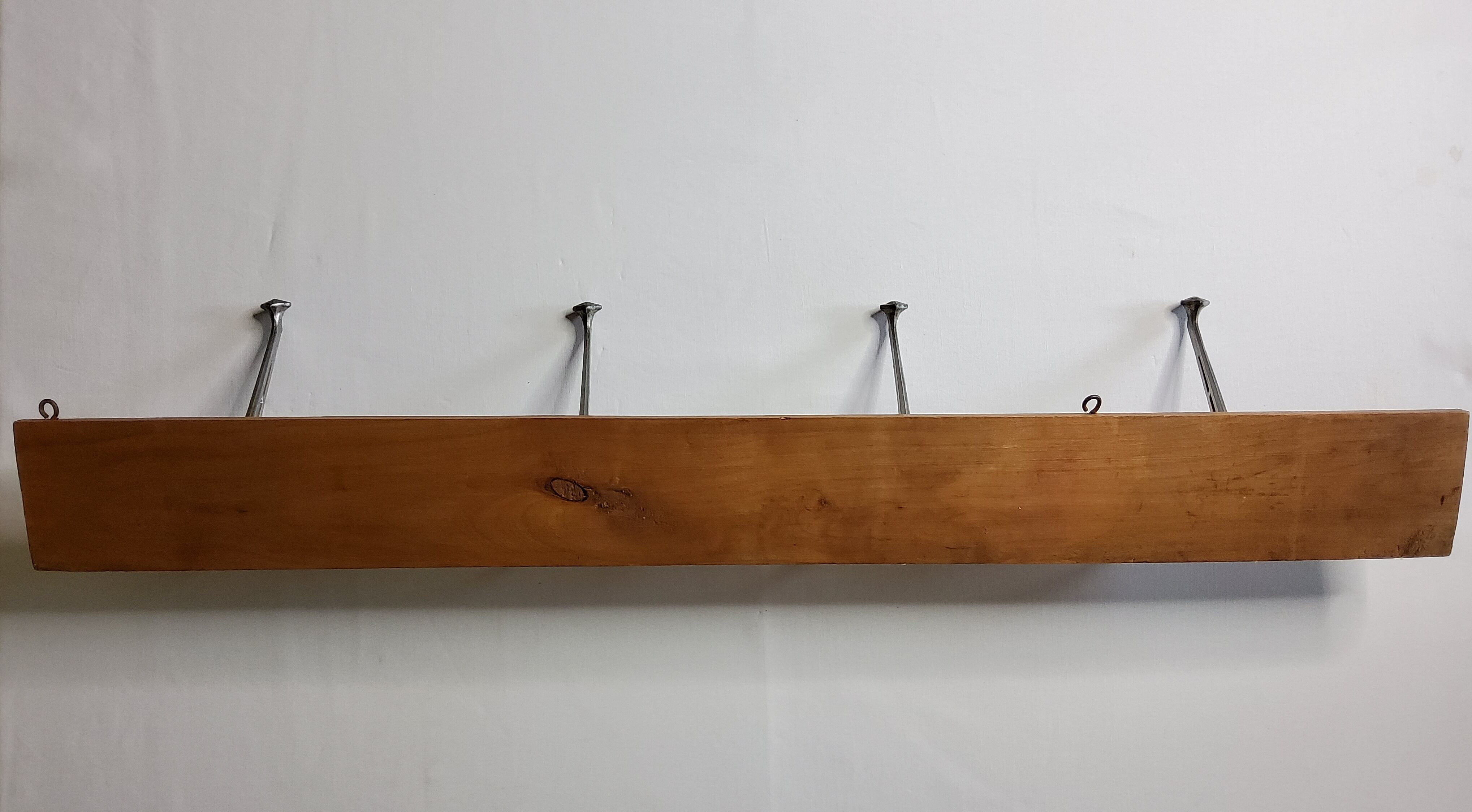 Portemanteau mural art déco en fonte d'aluminium et bois, 4 patères, 96 cm